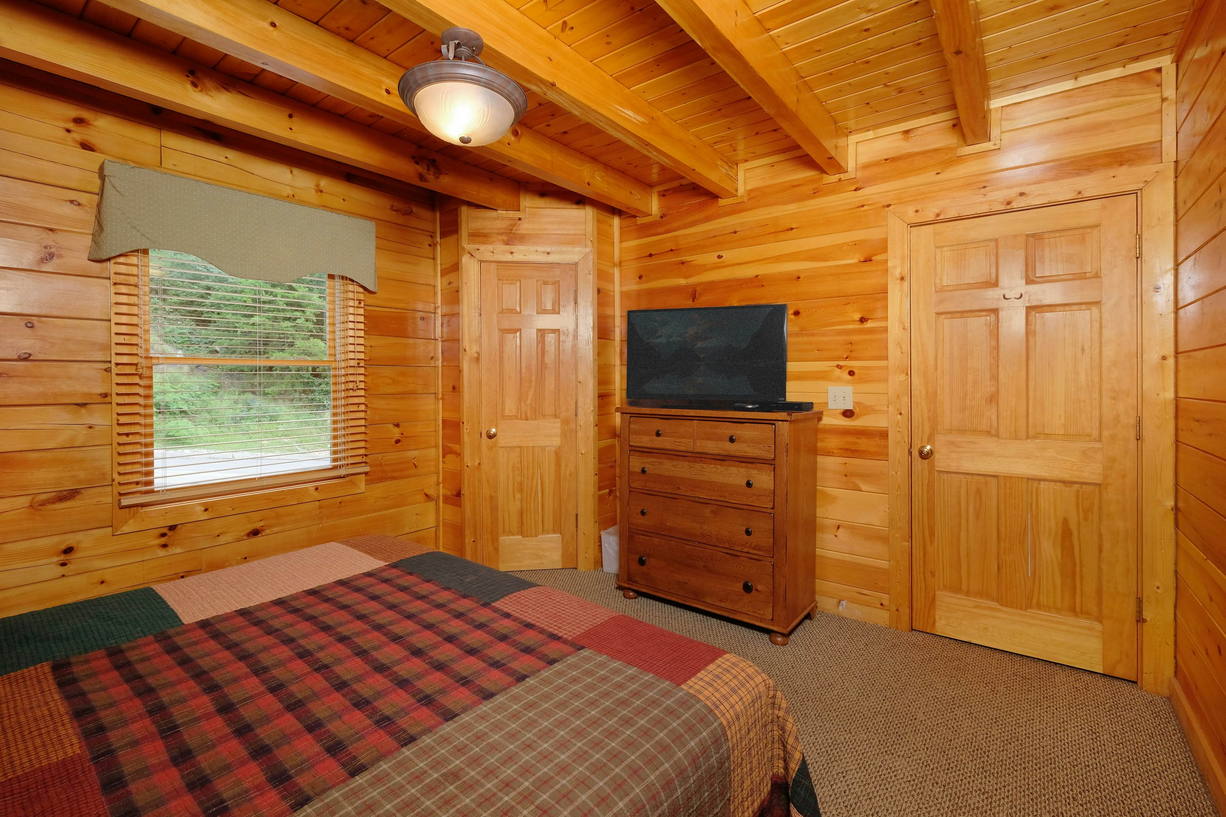 Gorgeous cabin with mountain views, hot tub, fireplace, Free Attraction Tickets
