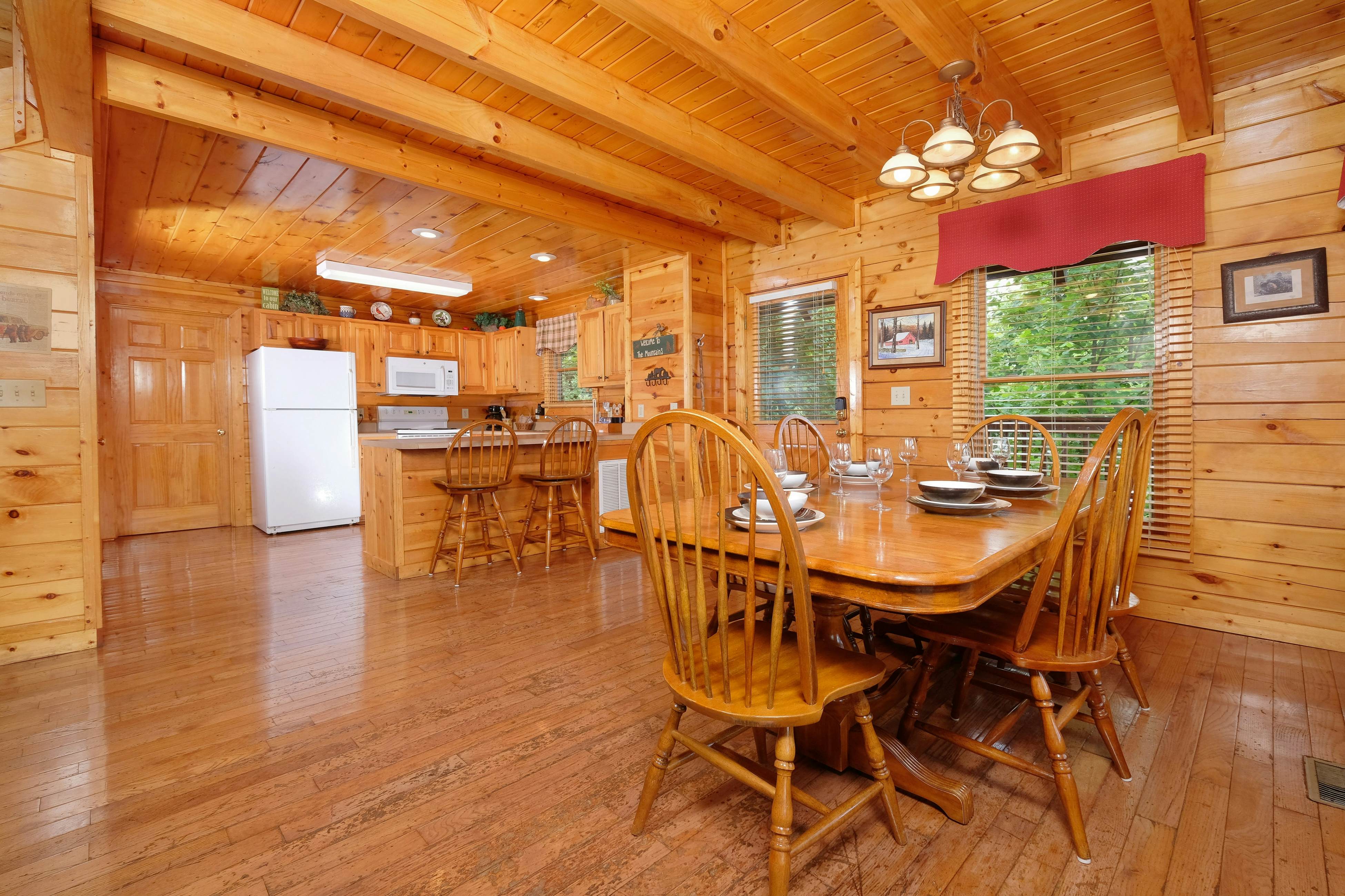 Gorgeous cabin with mountain views, hot tub, fireplace, Free Attraction Tickets
