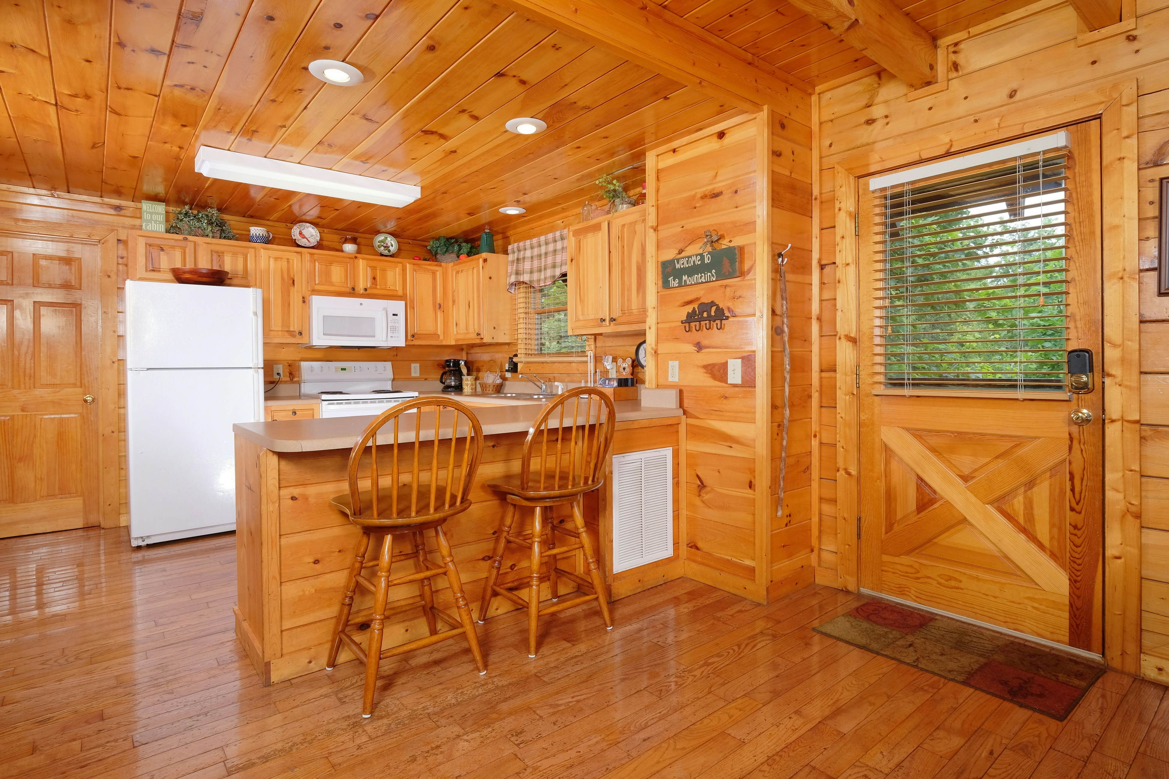 Gorgeous cabin with mountain views, hot tub, fireplace, Free Attraction Tickets
