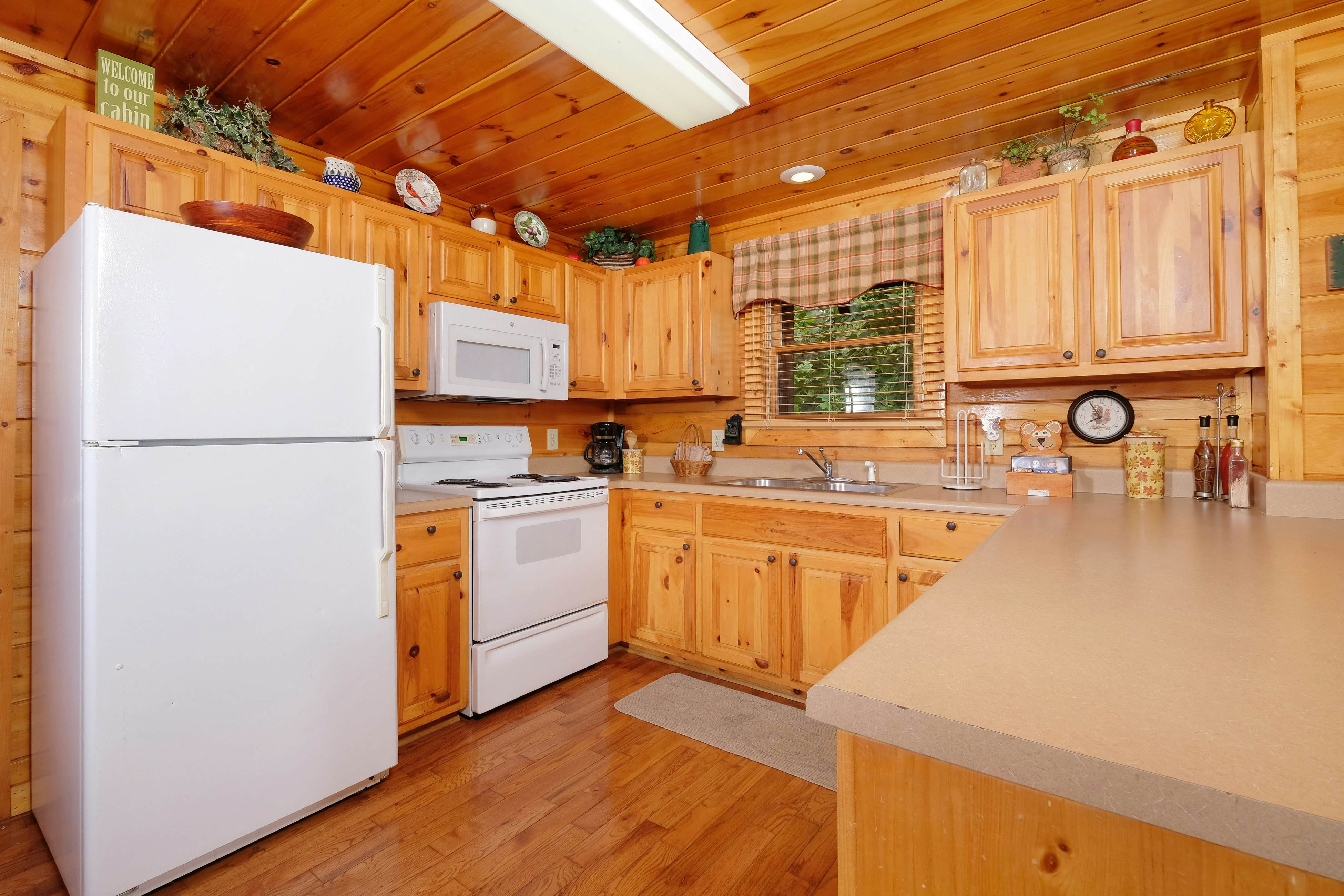 Gorgeous cabin with mountain views, hot tub, fireplace, Free Attraction Tickets