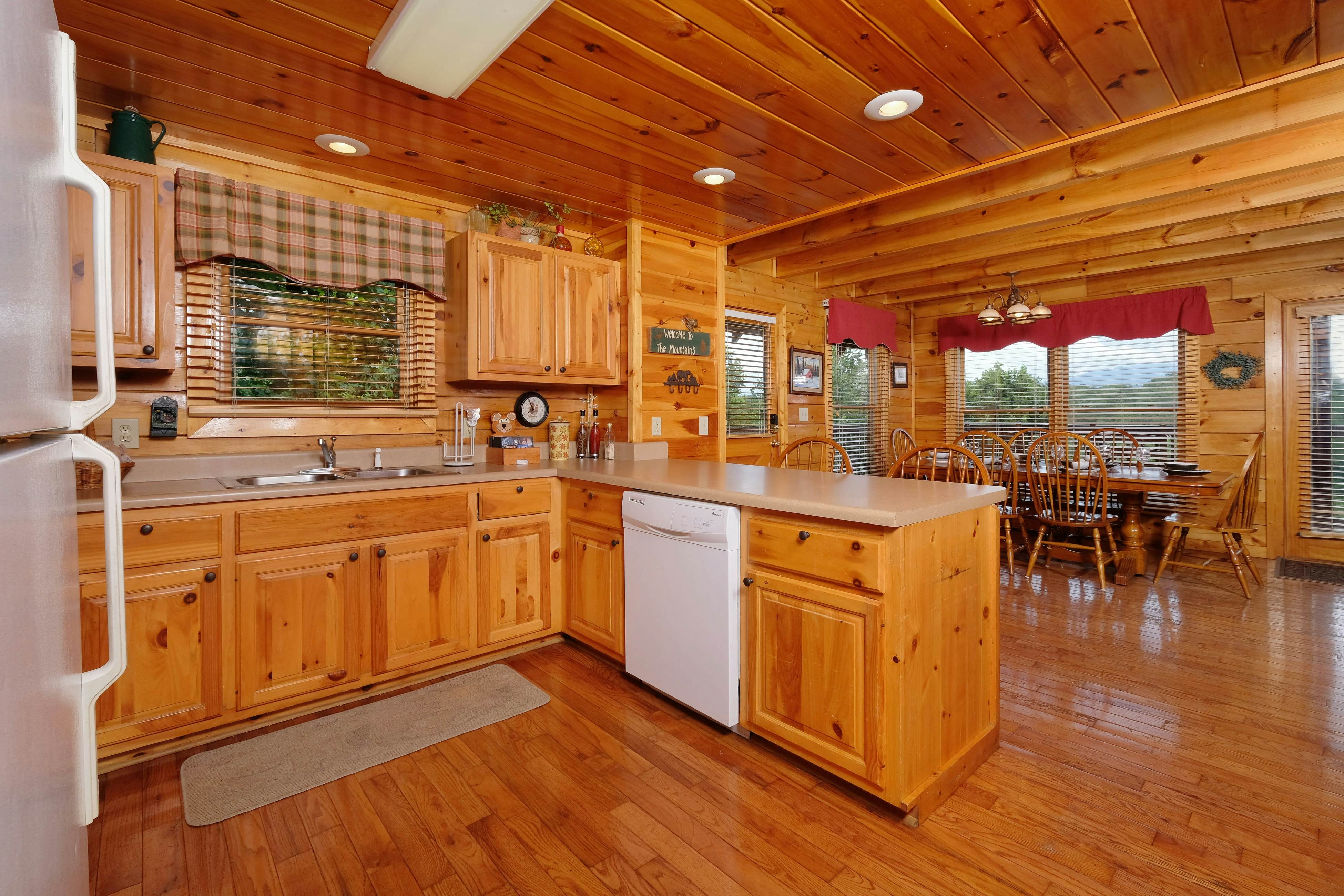 Gorgeous cabin with mountain views, hot tub, fireplace, Free Attraction Tickets