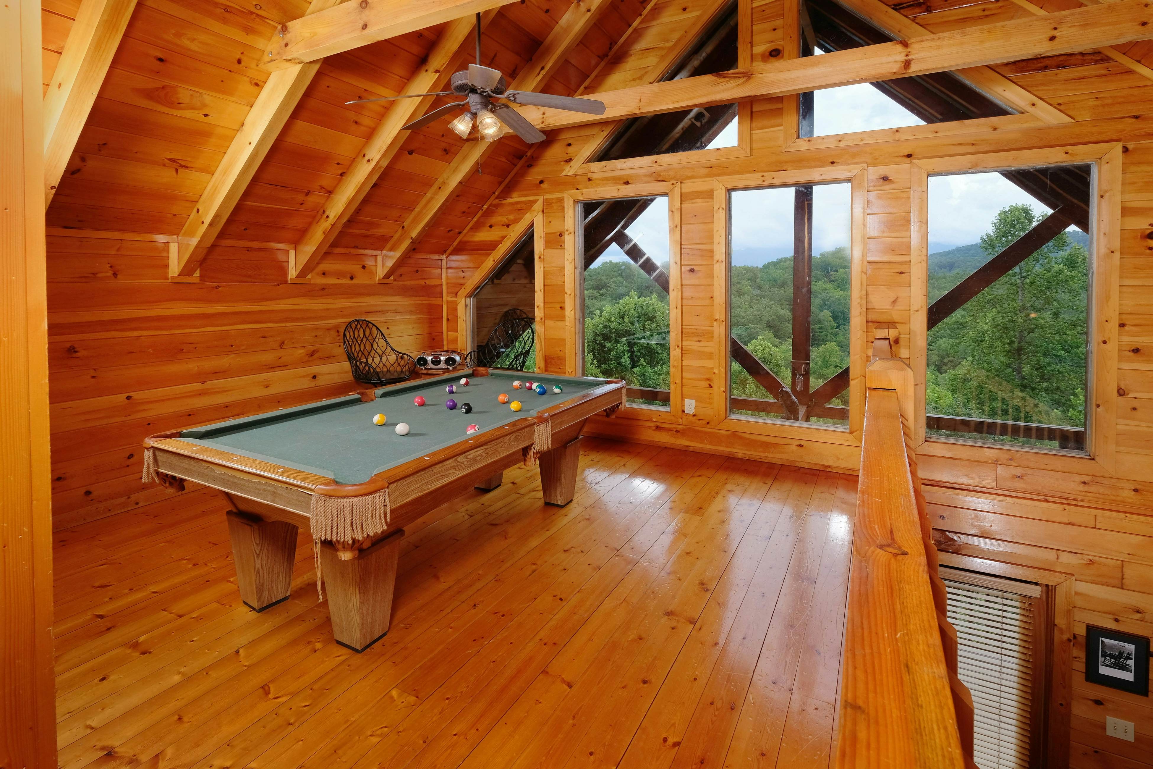 Gorgeous cabin with mountain views, hot tub, fireplace, Free Attraction Tickets