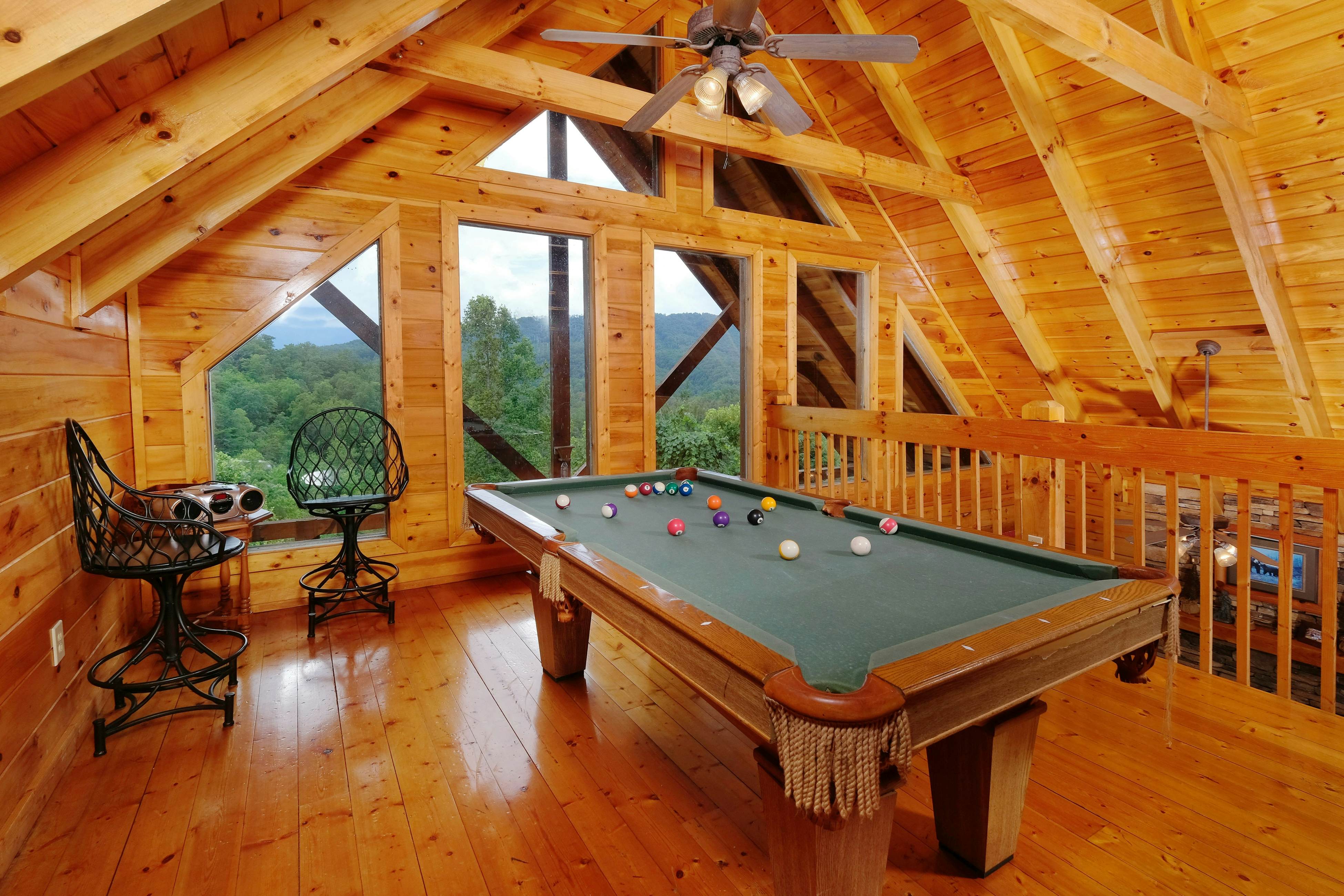 Gorgeous cabin with mountain views, hot tub, fireplace, Free Attraction Tickets