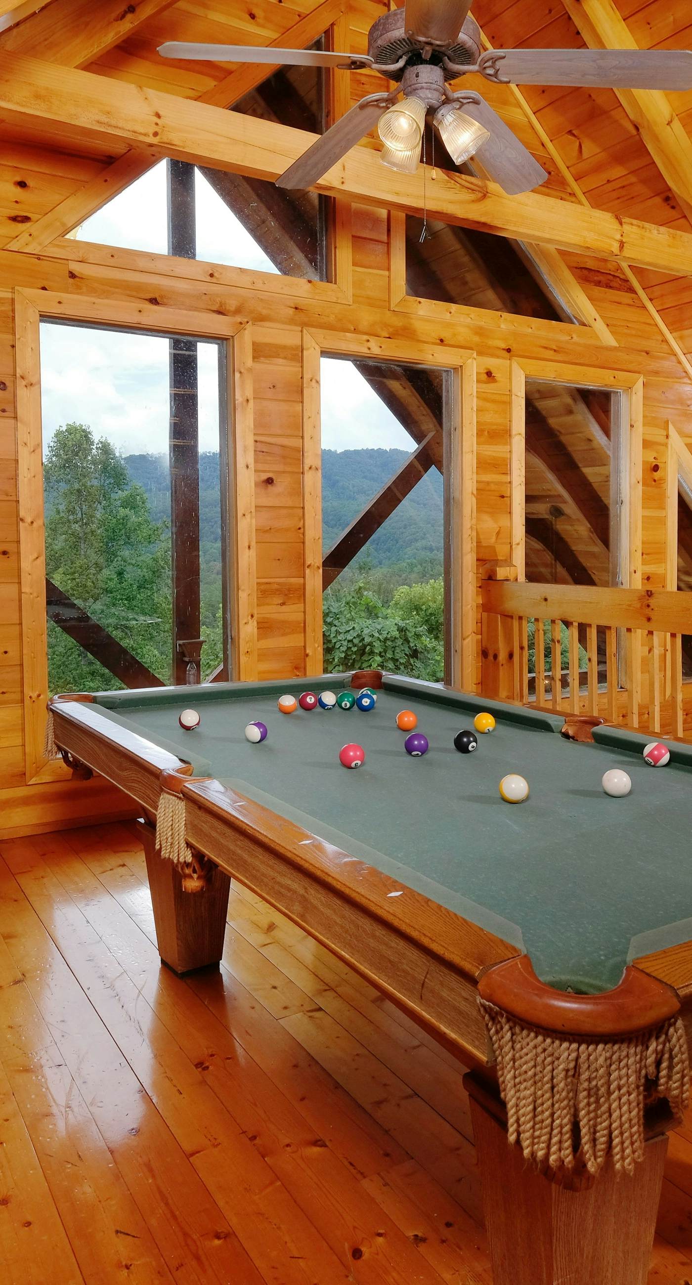 Lovely Cabin, Sleep 12, Mtn Views, Hot Tub, Fireplace