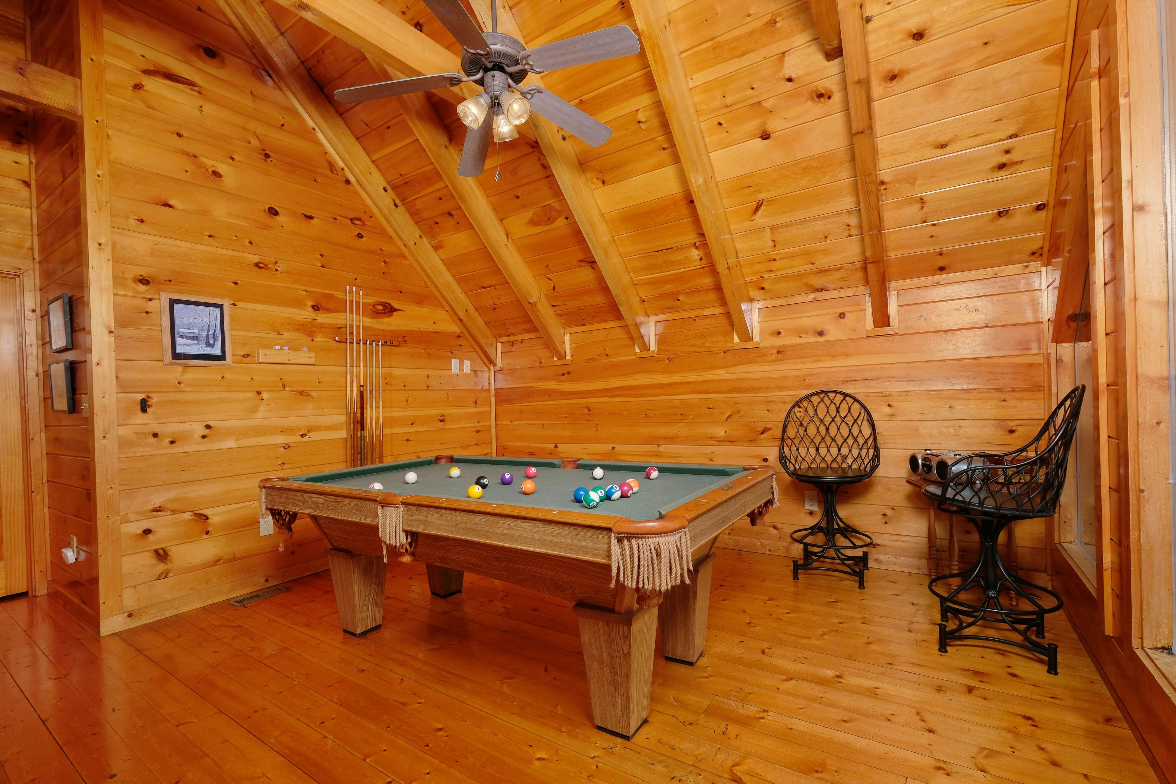 Gorgeous cabin with mountain views, hot tub, fireplace, Free Attraction Tickets