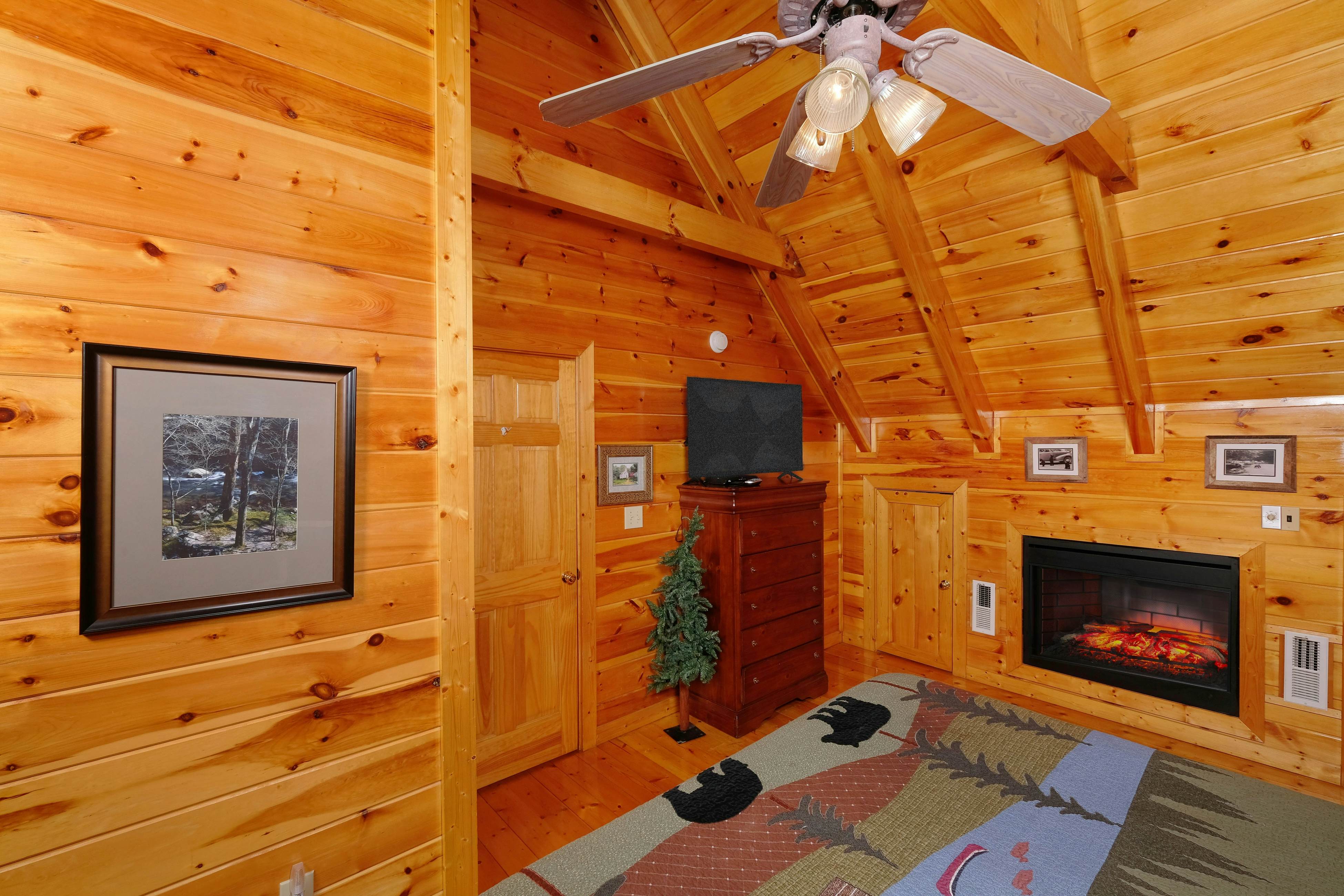 Gorgeous cabin with mountain views, hot tub, fireplace, Free Attraction Tickets