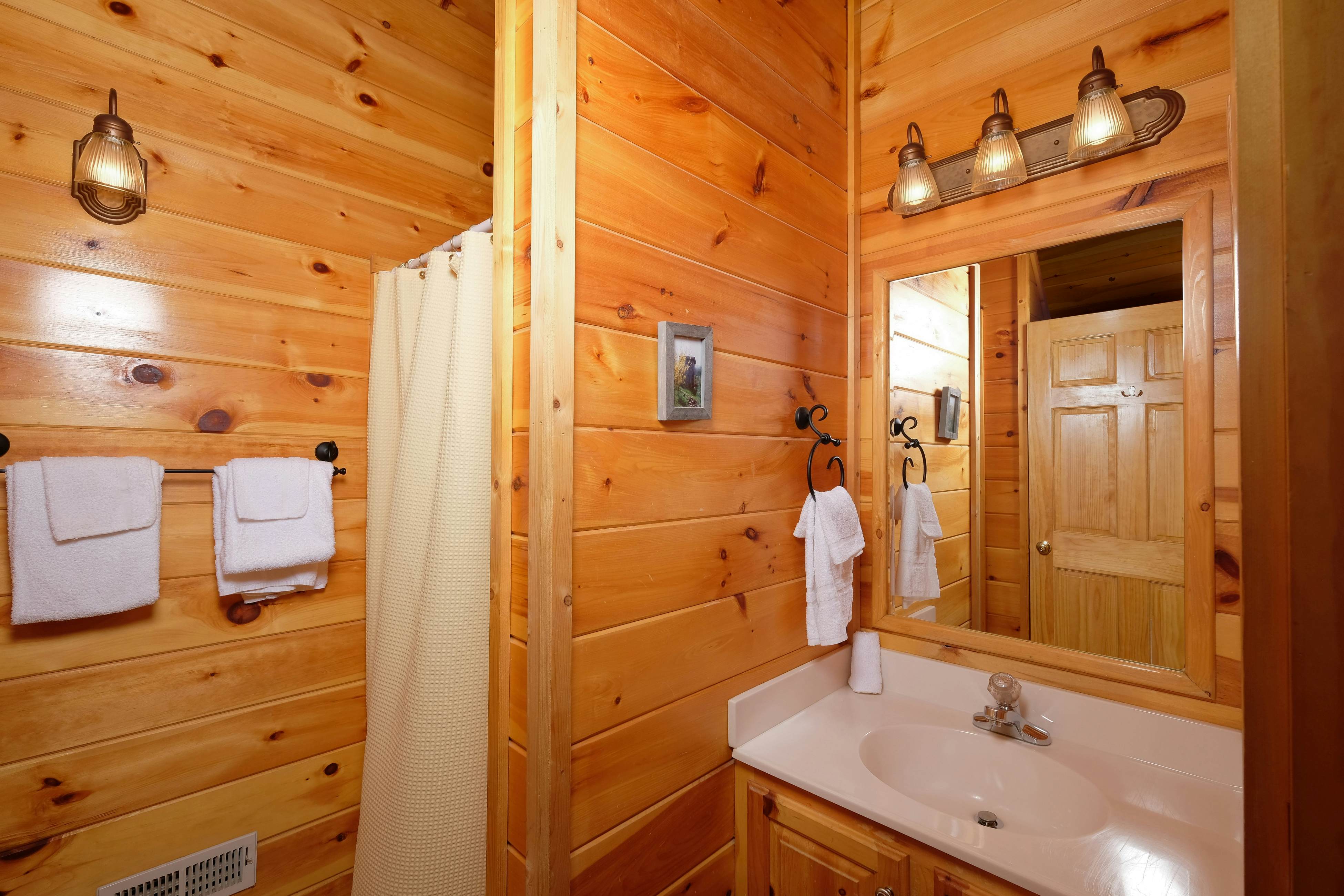 Gorgeous cabin with mountain views, hot tub, fireplace, Free Attraction Tickets