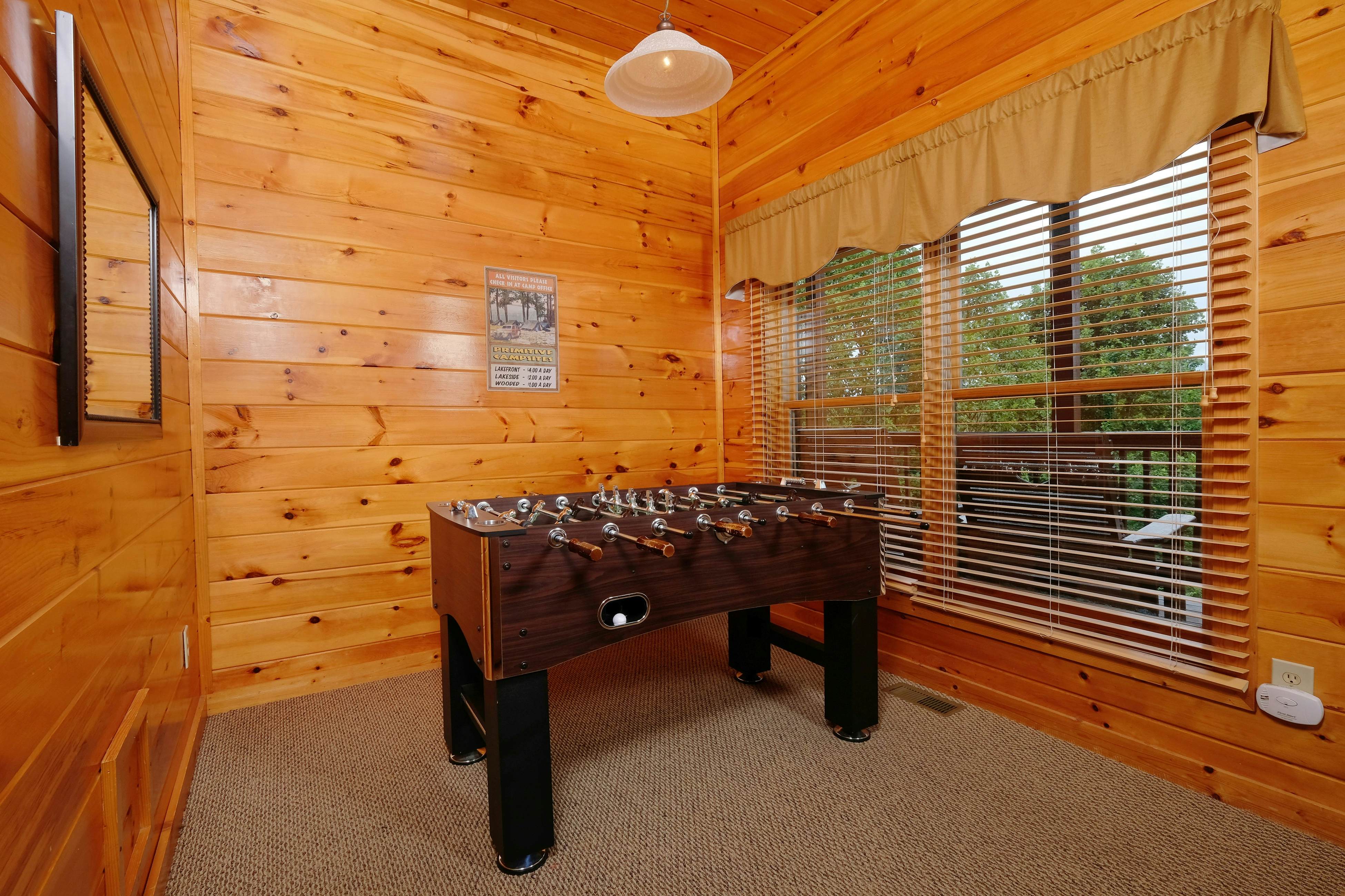 Gorgeous cabin with mountain views, hot tub, fireplace, Free Attraction Tickets