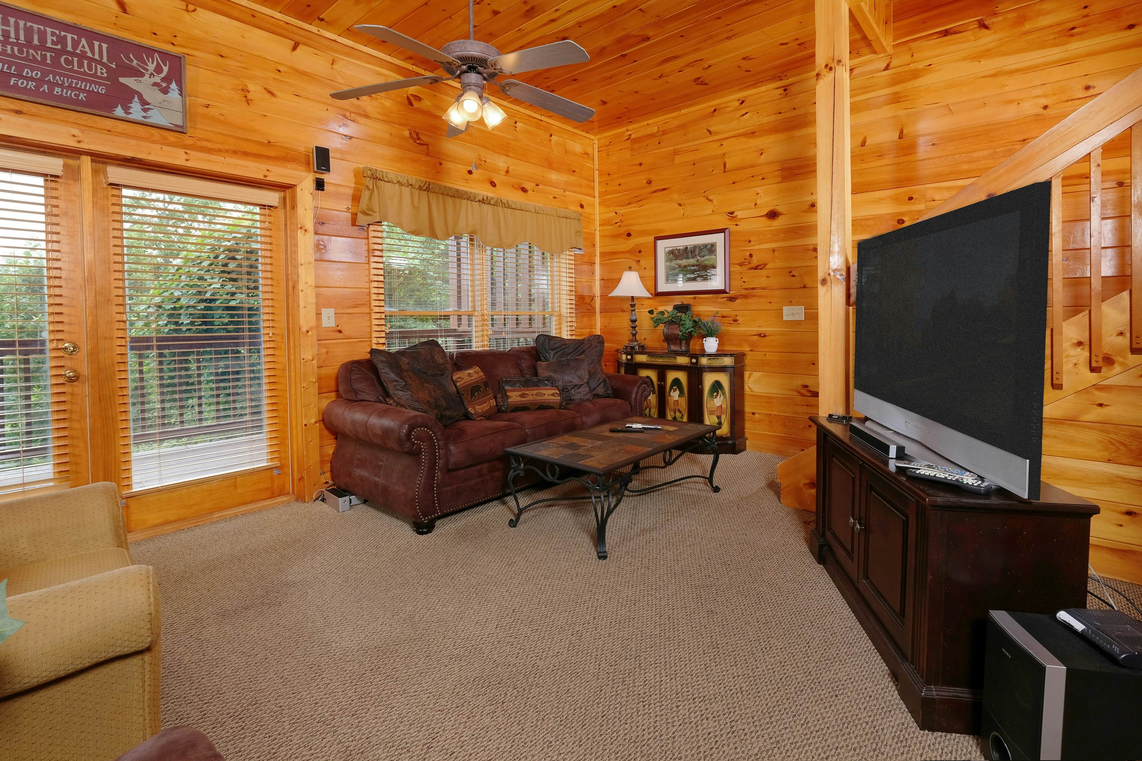 Gorgeous cabin with mountain views, hot tub, fireplace, Free Attraction Tickets
