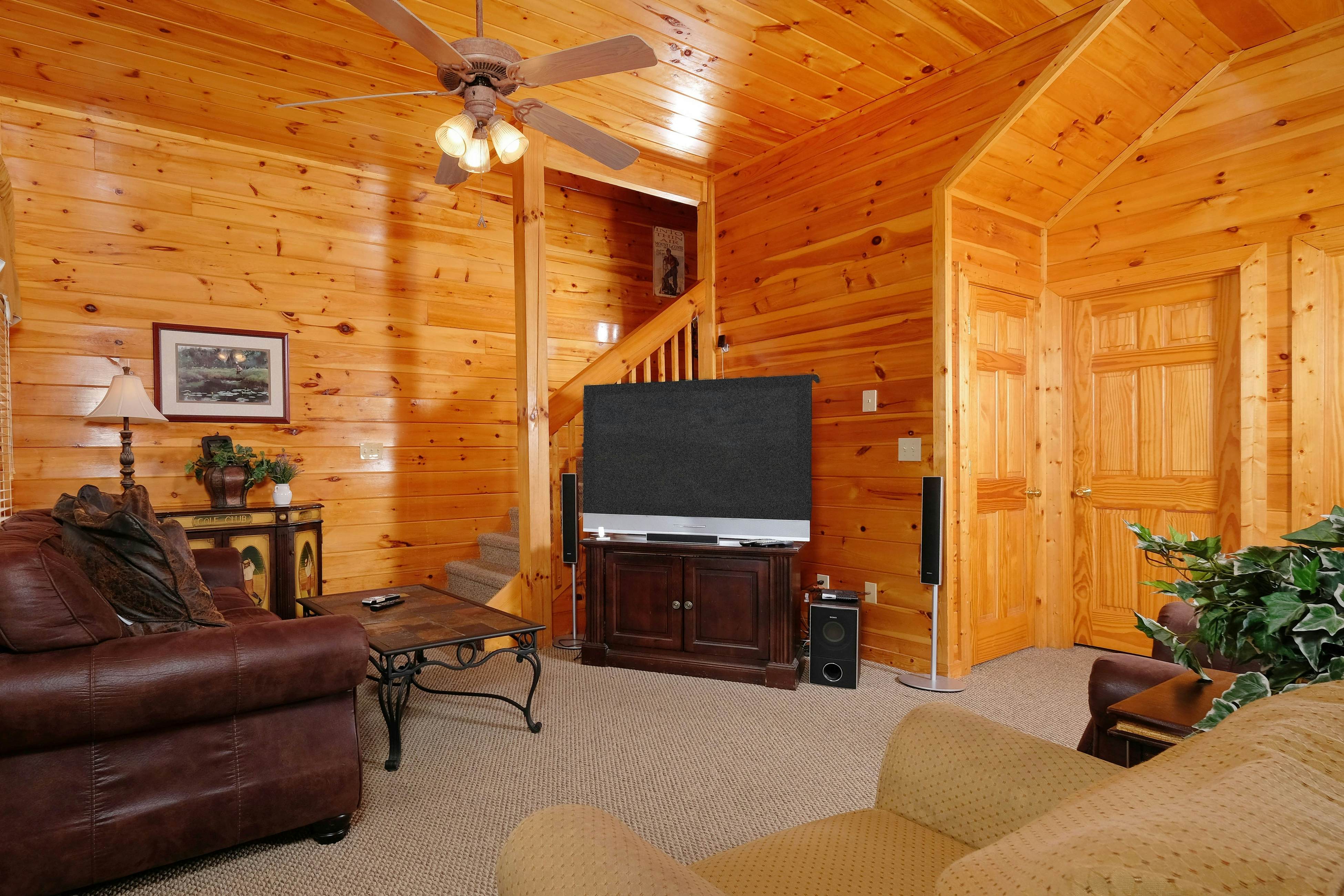 Gorgeous cabin with mountain views, hot tub, fireplace, Free Attraction Tickets