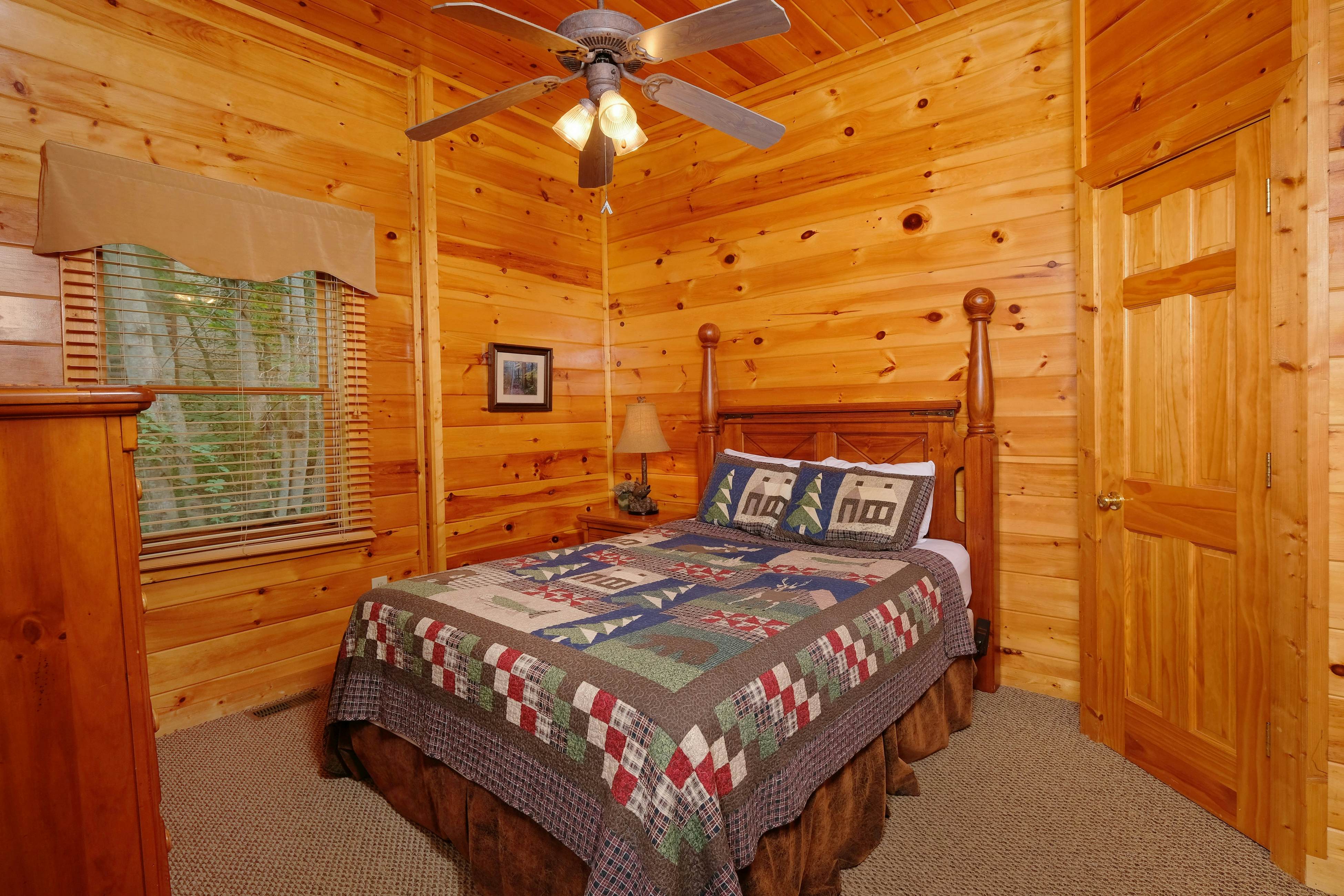 Gorgeous cabin with mountain views, hot tub, fireplace, Free Attraction Tickets
