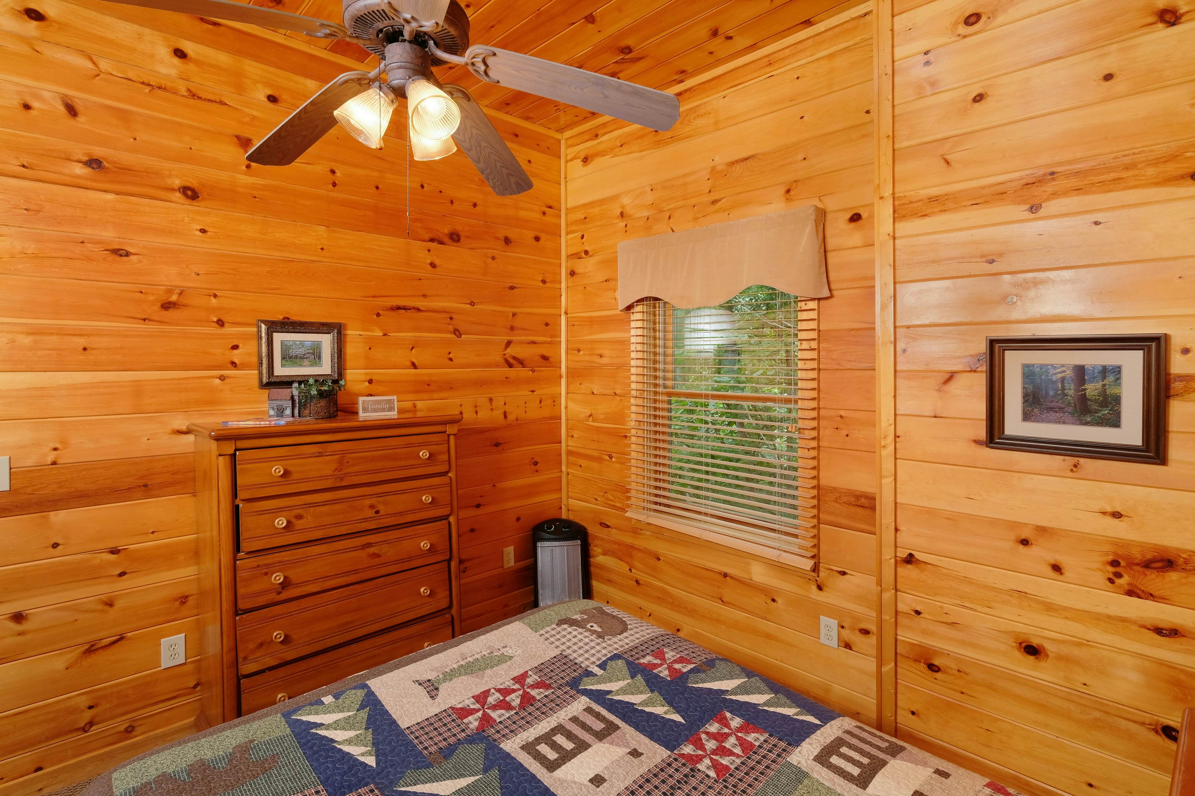 Gorgeous cabin with mountain views, hot tub, fireplace, Free Attraction Tickets