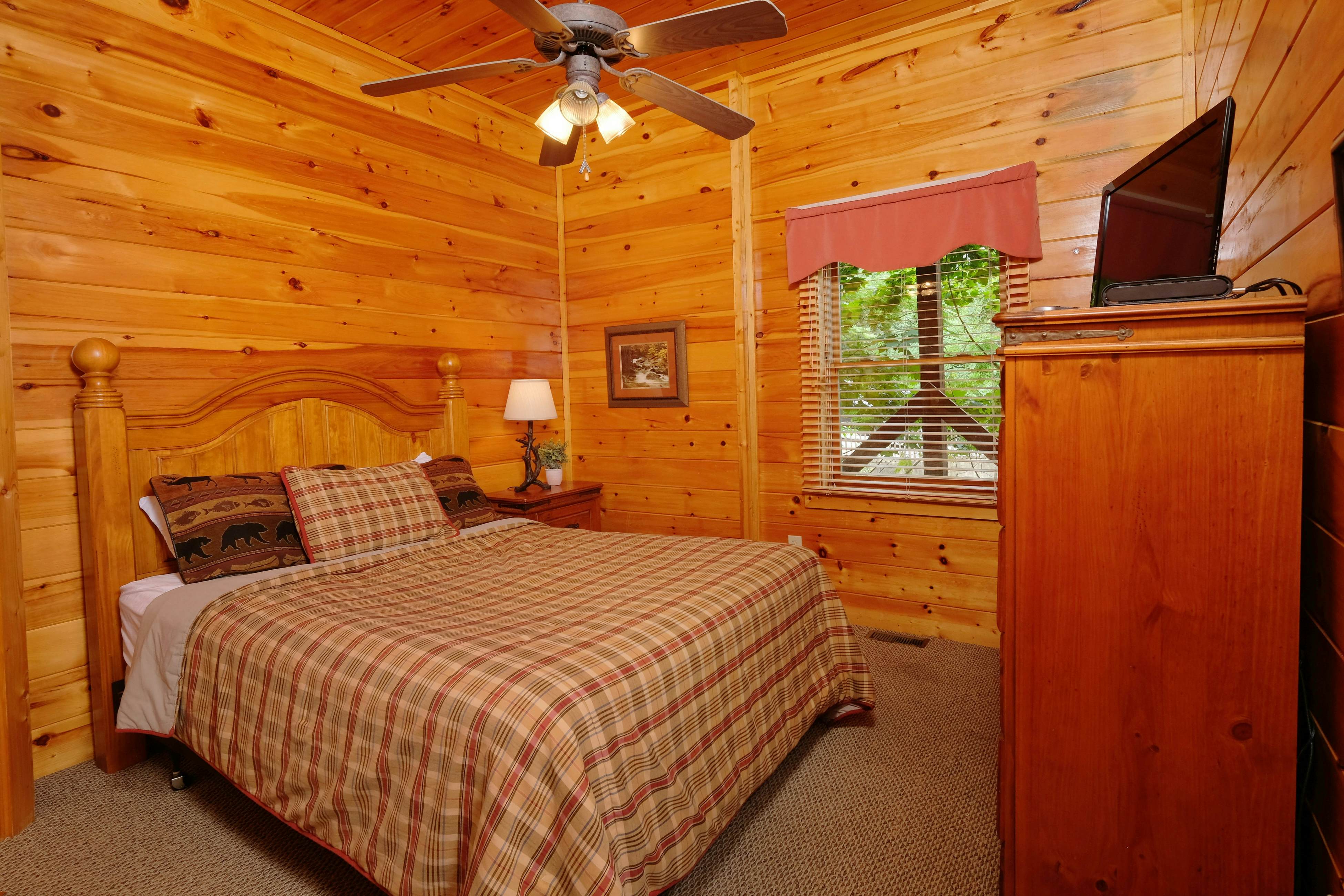 Gorgeous cabin with mountain views, hot tub, fireplace, Free Attraction Tickets