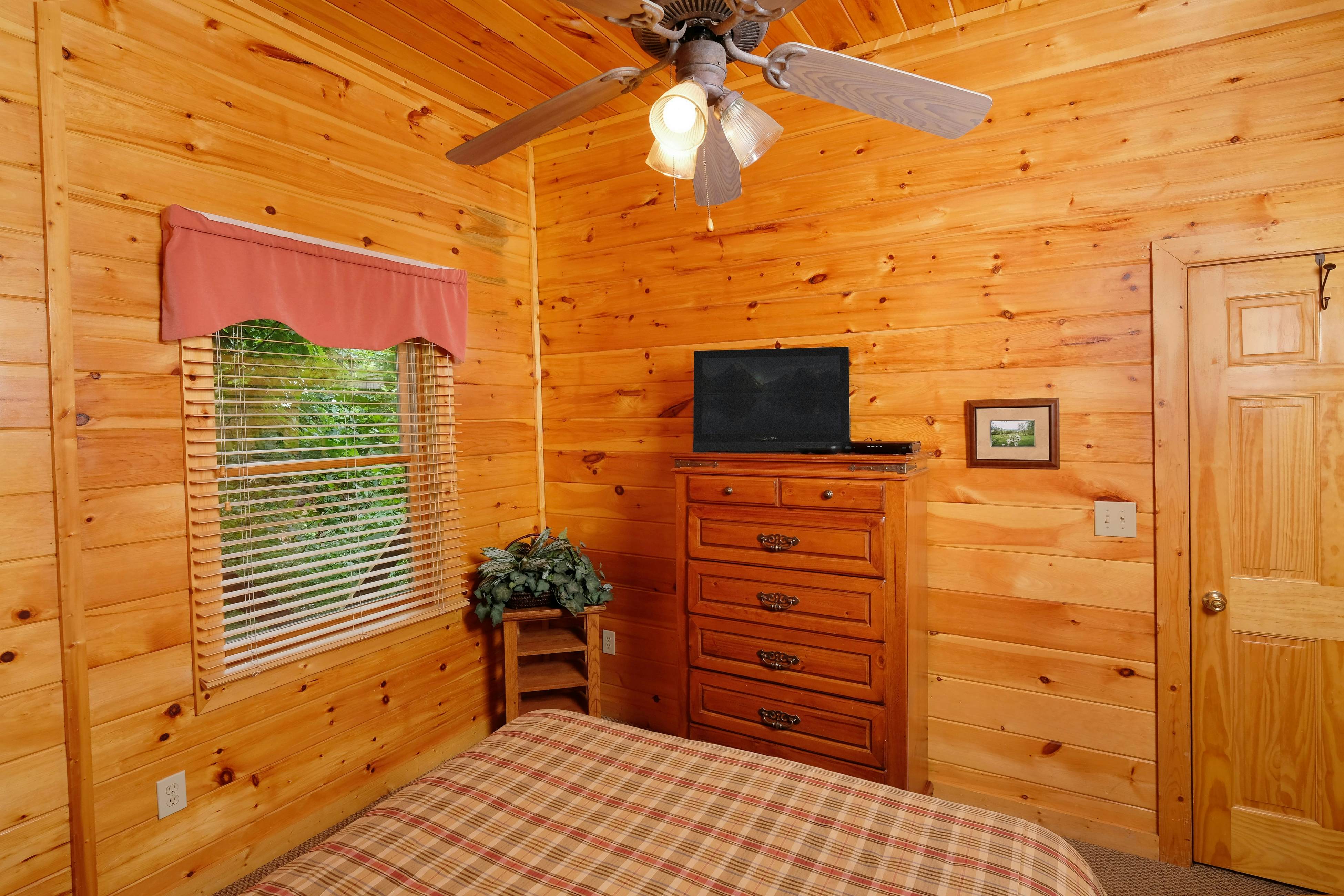Gorgeous cabin with mountain views, hot tub, fireplace, Free Attraction Tickets