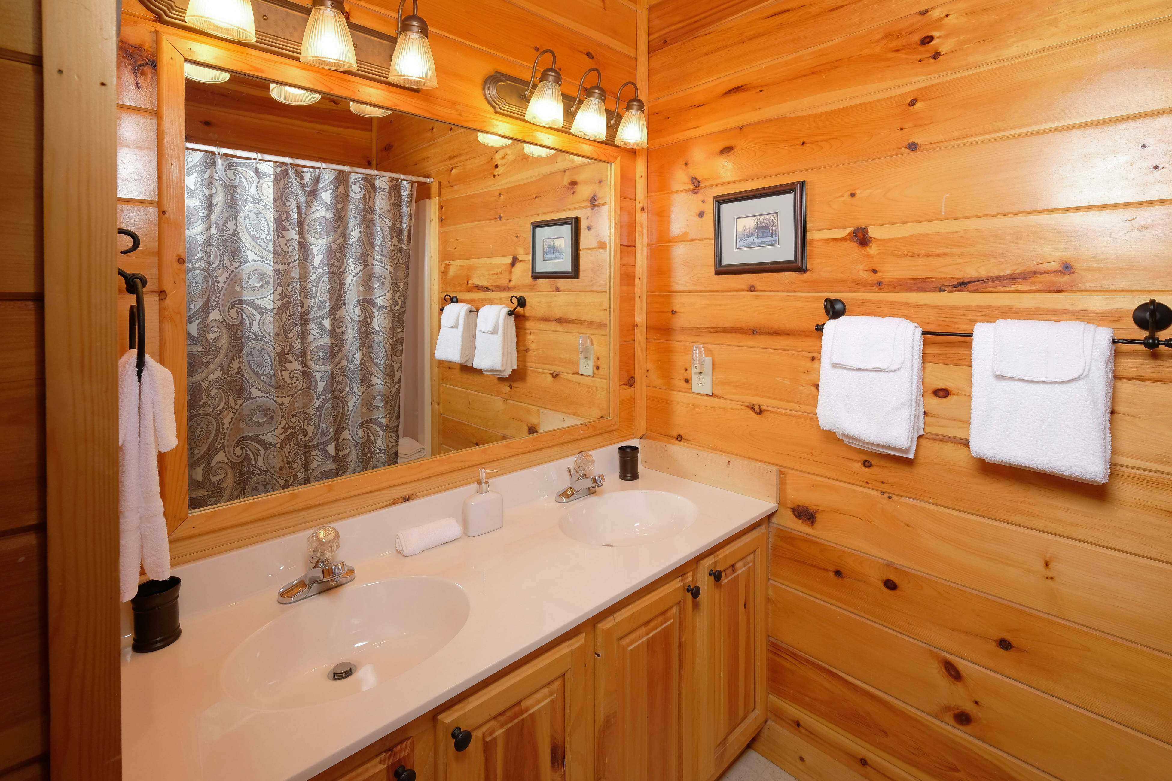 Gorgeous cabin with mountain views, hot tub, fireplace, Free Attraction Tickets