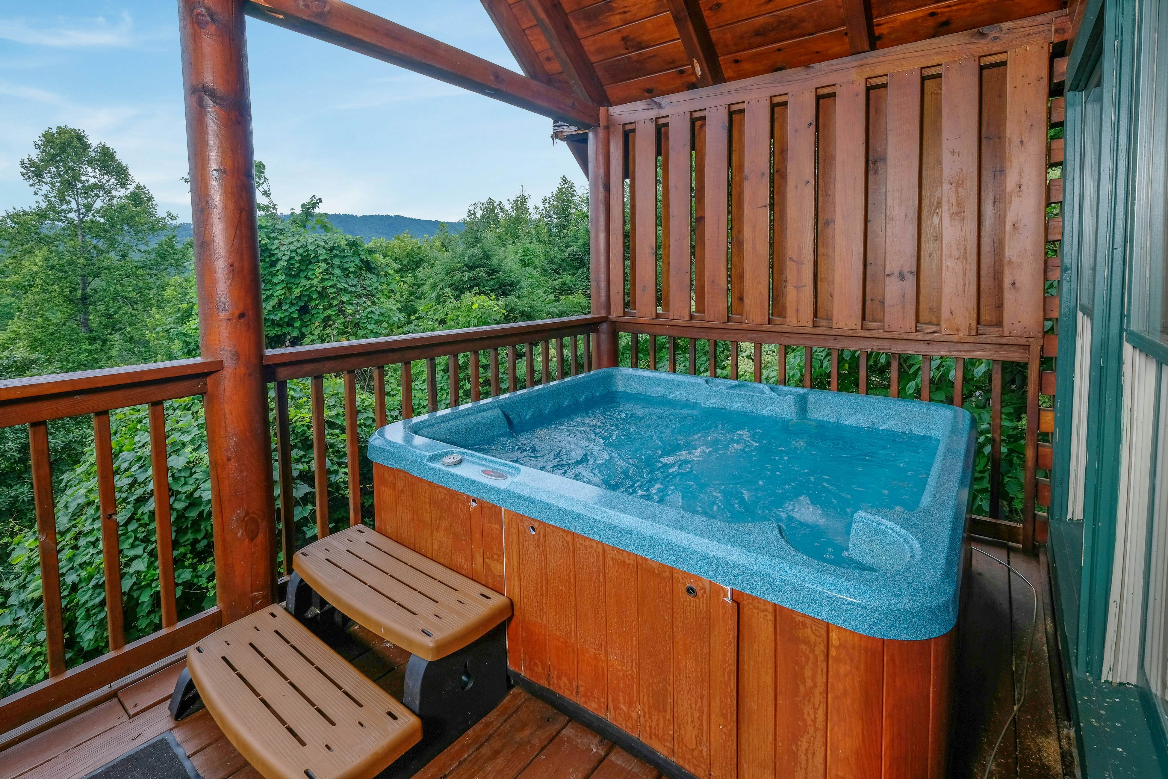 Gorgeous cabin with mountain views, hot tub, fireplace, Free Attraction Tickets