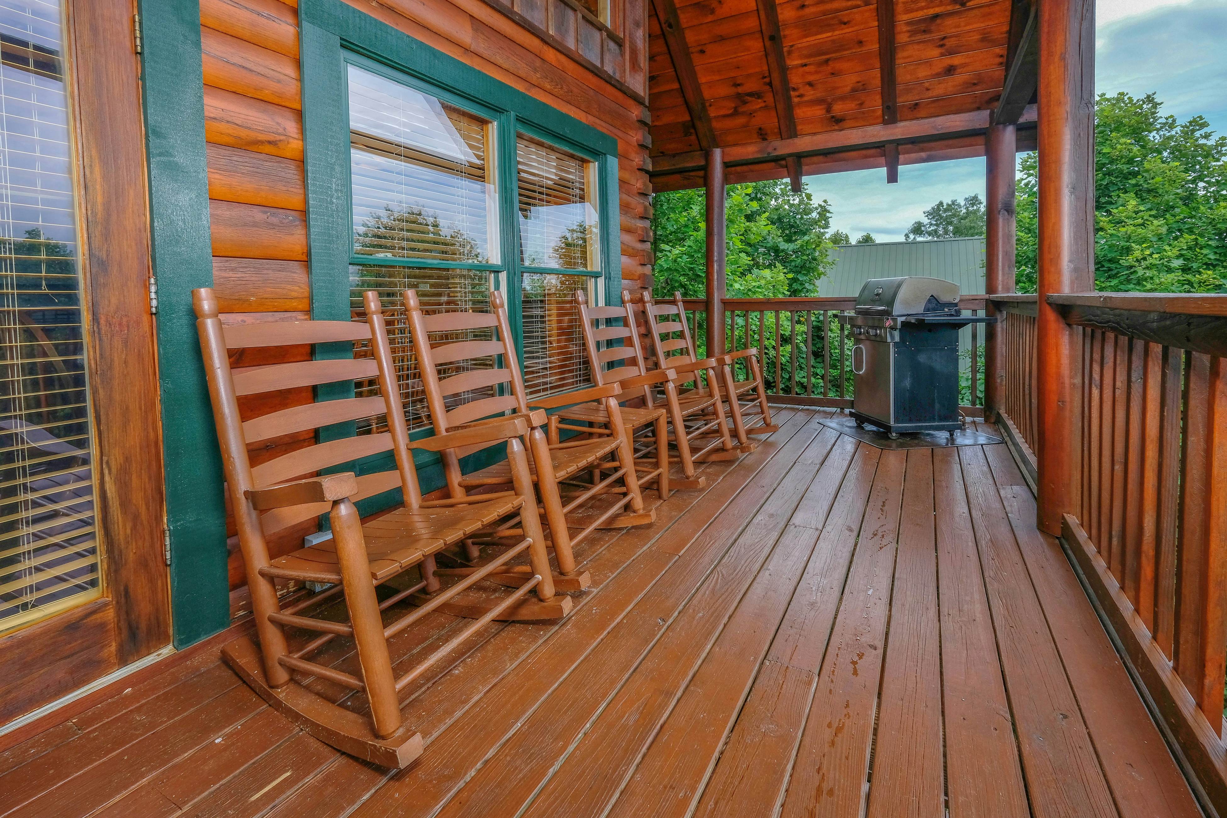 Gorgeous cabin with mountain views, hot tub, fireplace, Free Attraction Tickets