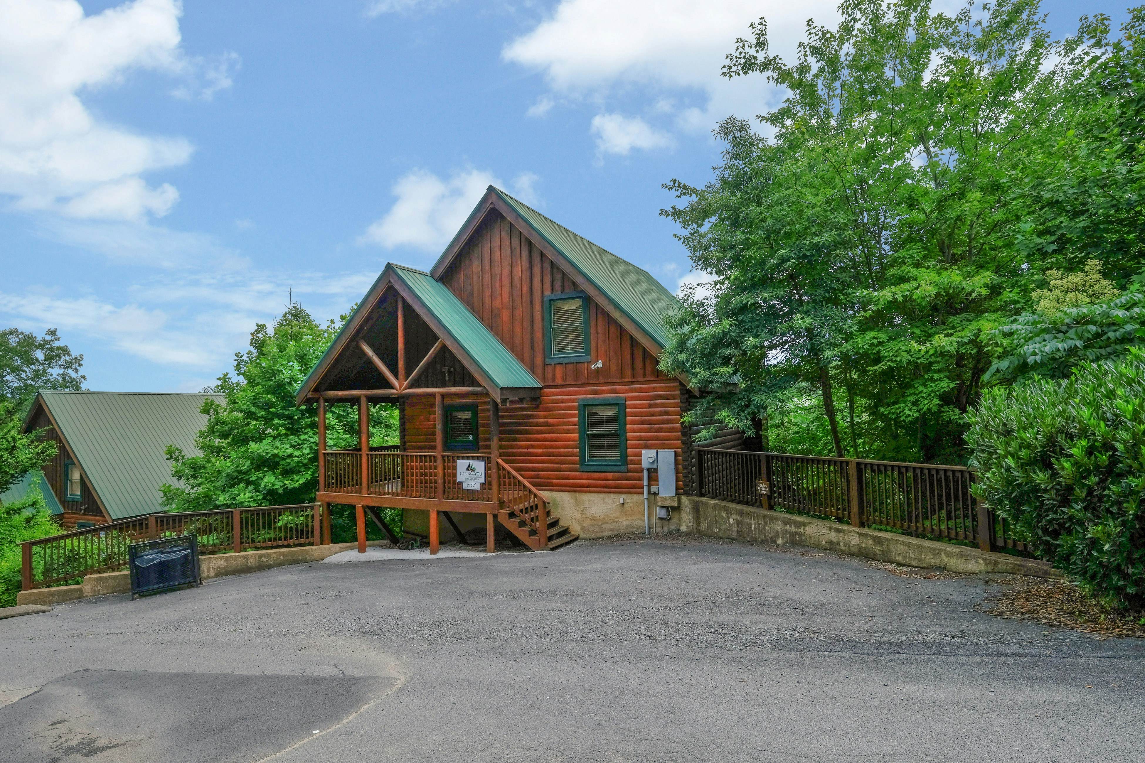 Gorgeous cabin with mountain views, hot tub, fireplace, Free Attraction Tickets