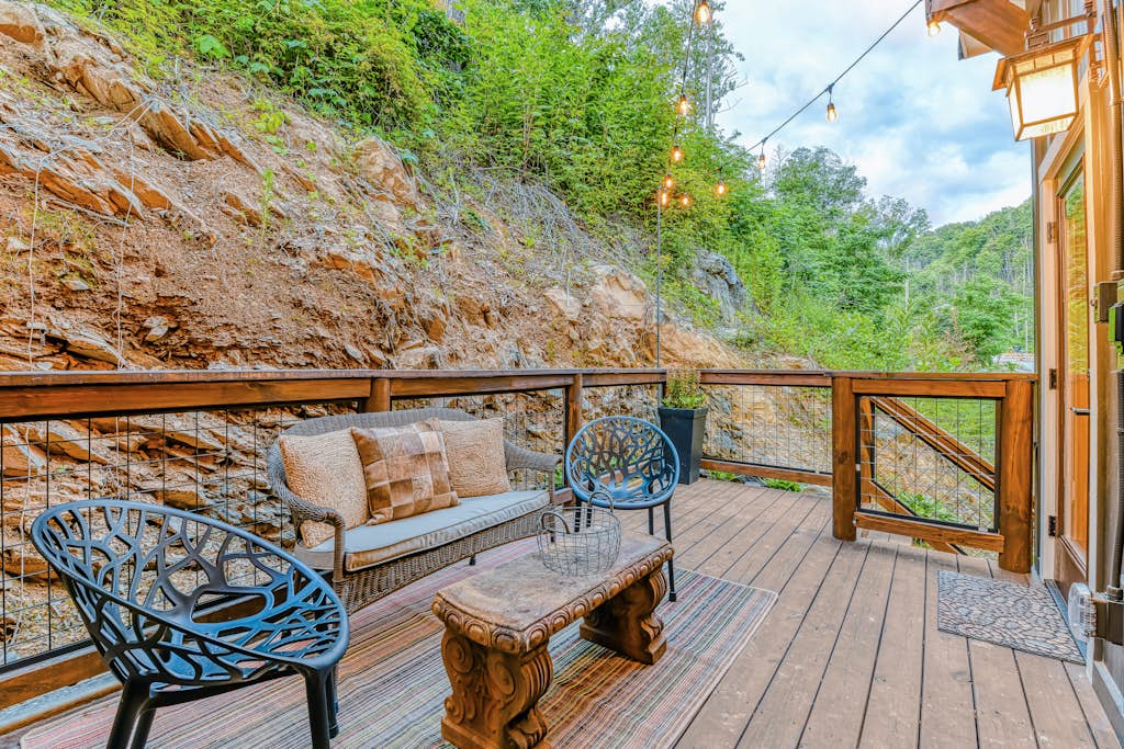 Welcome to our 2 bedroom, 2 bathroom creekside chalet in downtown Gatlinburg, where Alpine style meets an easy walk-to-town setting.

・Private hot tub, gas fireplace, and creekside firepit
・Foosball loft, Smart TVs, and board games for downtime
・Covered porch, balcony, and outdoor dining space
・About 7 min drive to Ripley’s Aquarium and The Village Shops

Settle in, soak in the hot tub, and enjoy a stay that keeps the Smokies close at hand.