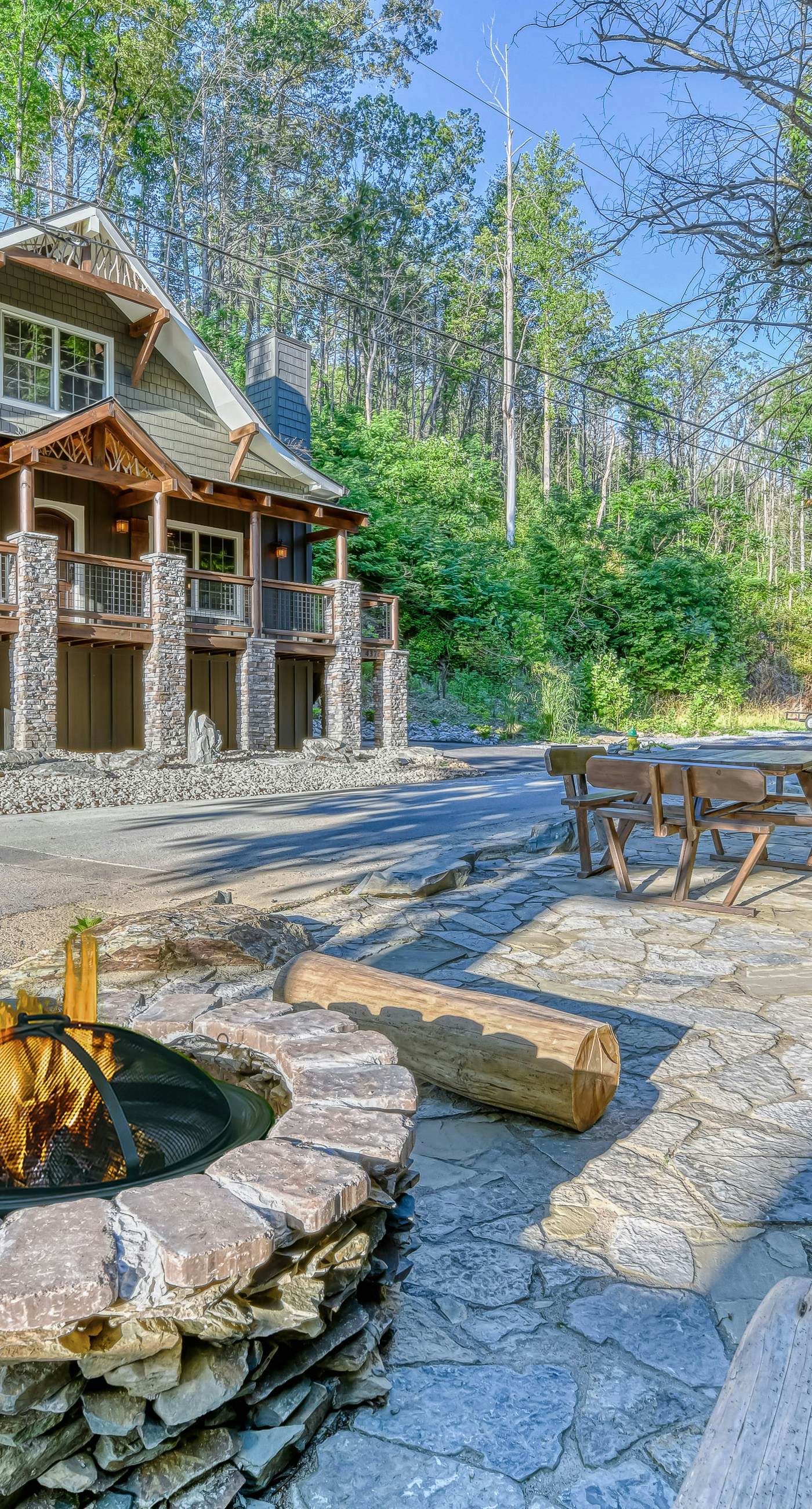 Downtown CreekSide Chalet, Sleeps 6・Hot Tub・Games