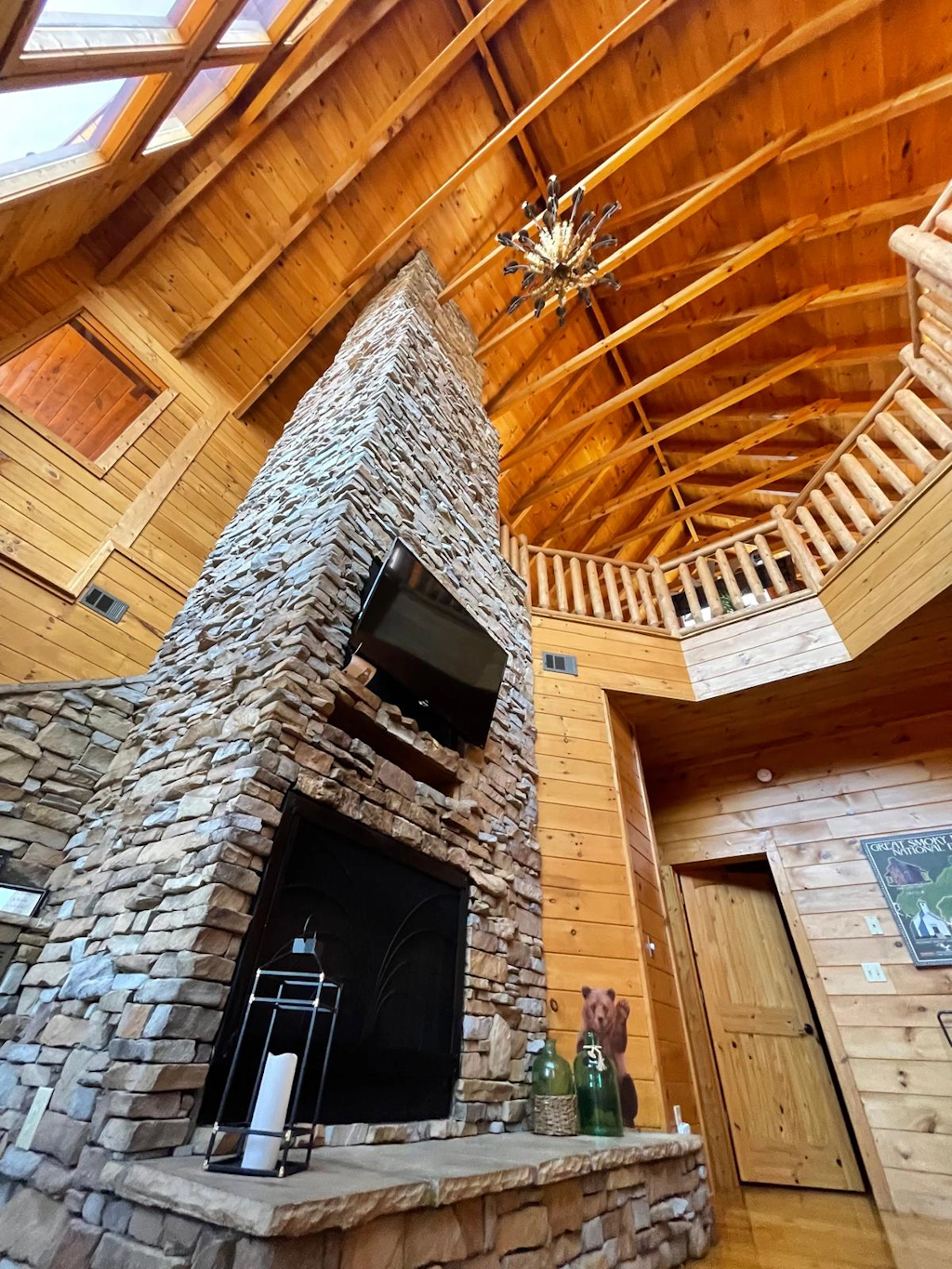 5 Mi to DT Gatlinburg・360 Deck・Games・Pool Access