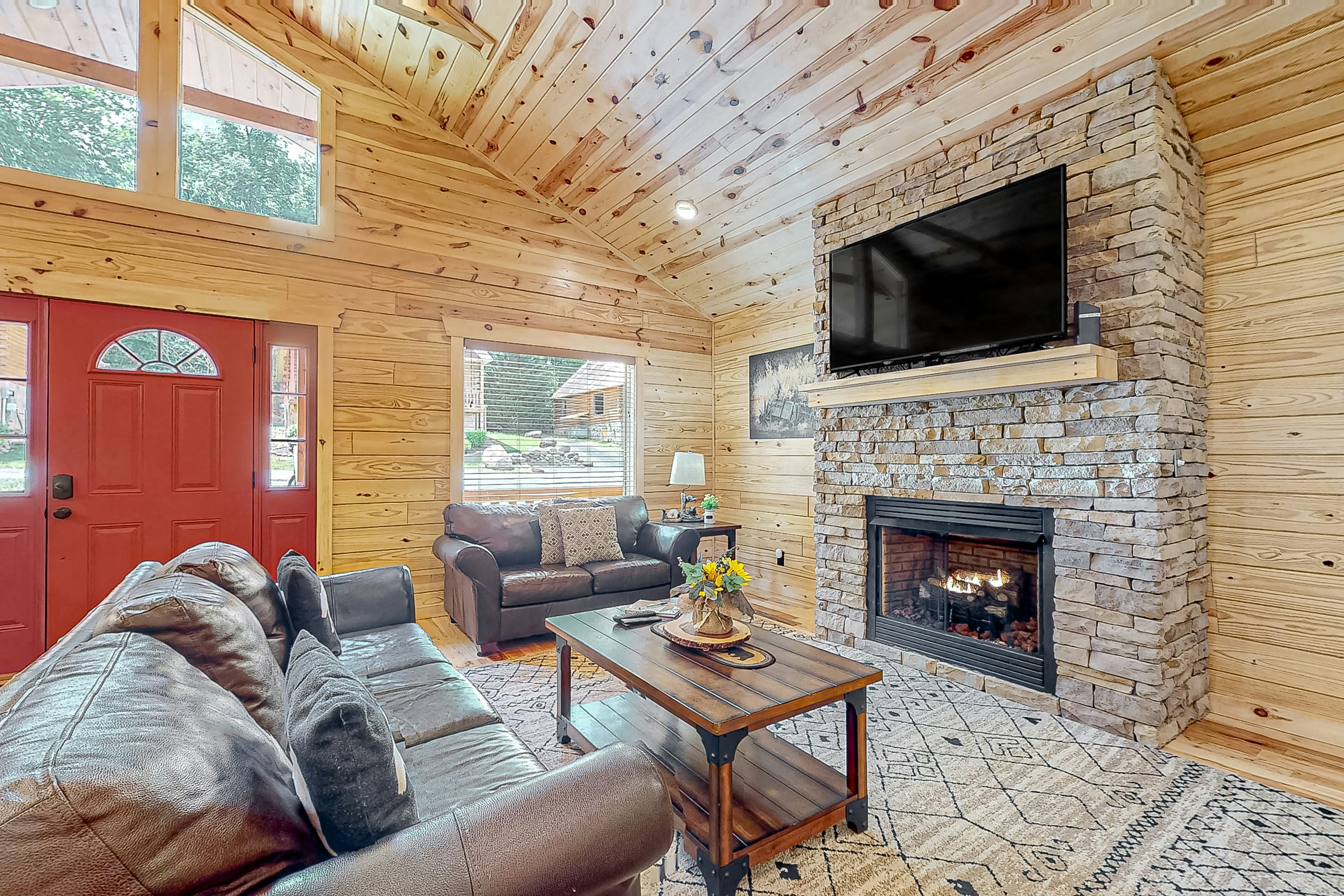 Spacious log cabin w/ hot tub, free attraction tickets, & screened-in porch