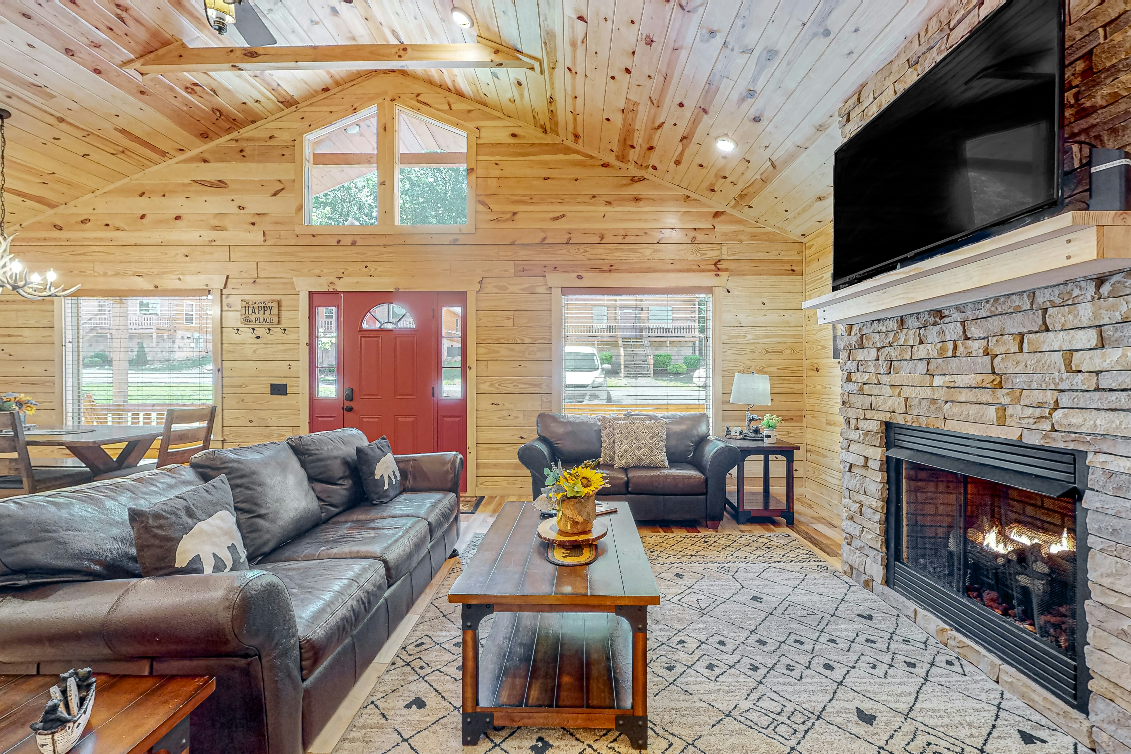 Spacious Log Cabin, Sleep 8・Hot Tub・Screened Porch