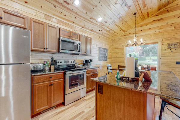 🏞️ 𝗪𝗵𝗶𝘁𝗲 𝗢𝗮𝗸 𝗛𝗮𝘃𝗲𝗻
Escape to this spacious Gatlinburg cabin in the Smoky Mountains, perfect for families and groups. Sleeps 8 with vaulted ceilings, smart TVs, arcade bunk room, and a private hot tub on the screened porch. Enjoy a full kitchen, open living space, and access to resort amenities including pool, tennis courts, gym, and firepit. Close to downtown Gatlinburg, hiking trails, dining, shopping, and top Smoky Mountain attractions.