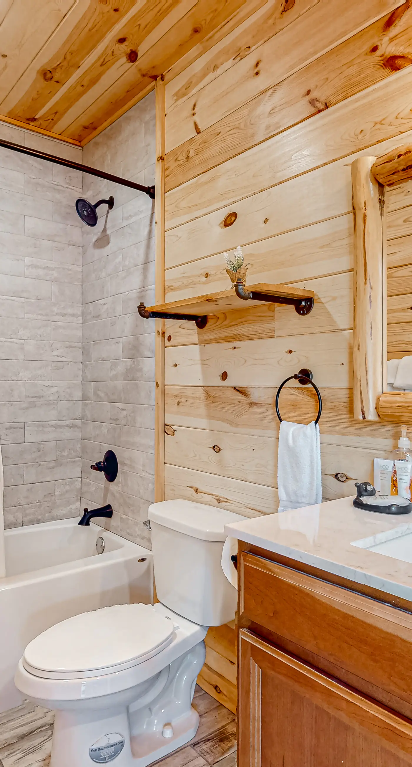Spacious Log Cabin・Hot Tub・Screened Porch・Games