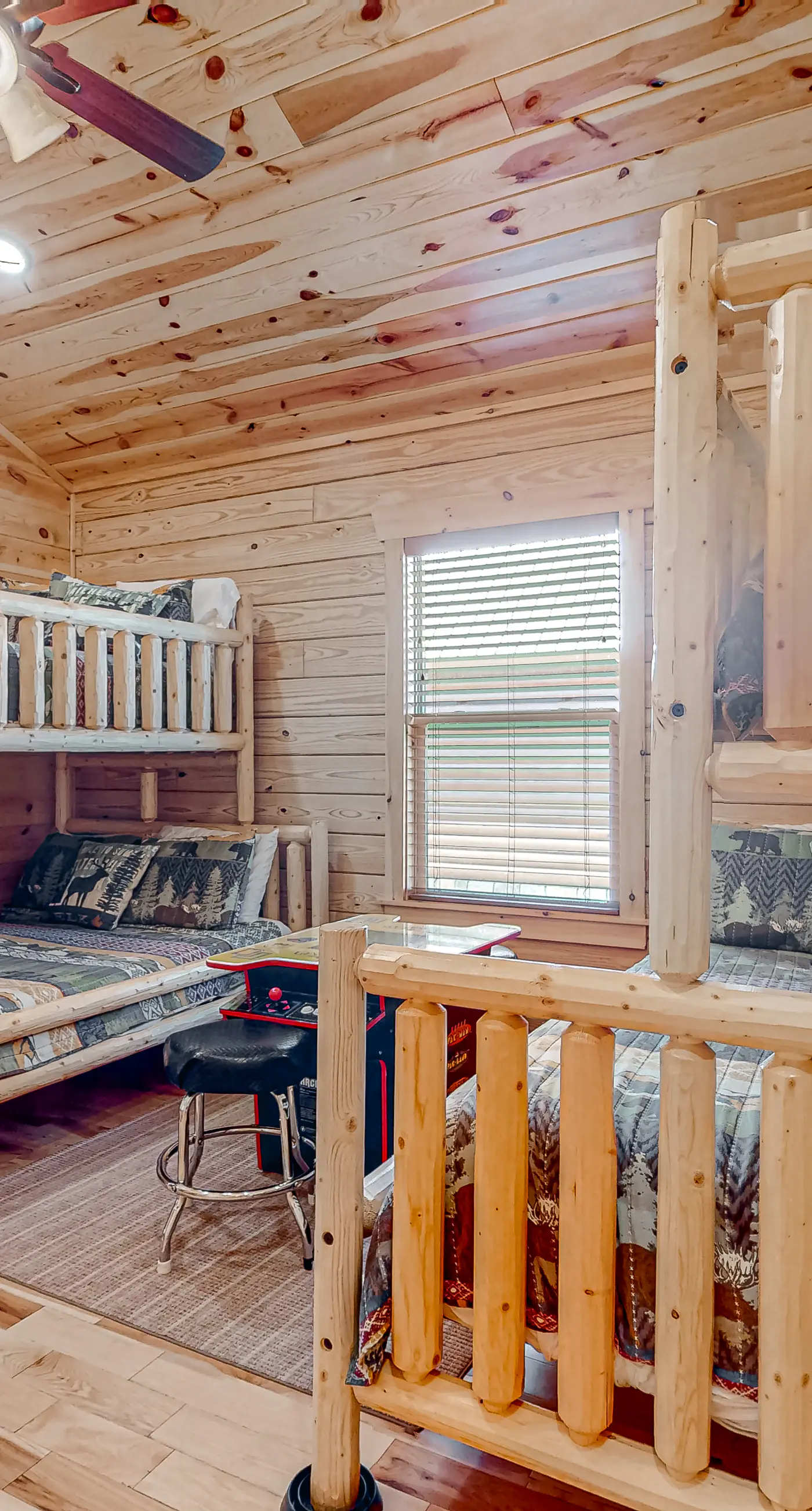 Spacious Log Cabin・Hot Tub・Screened Porch・Games