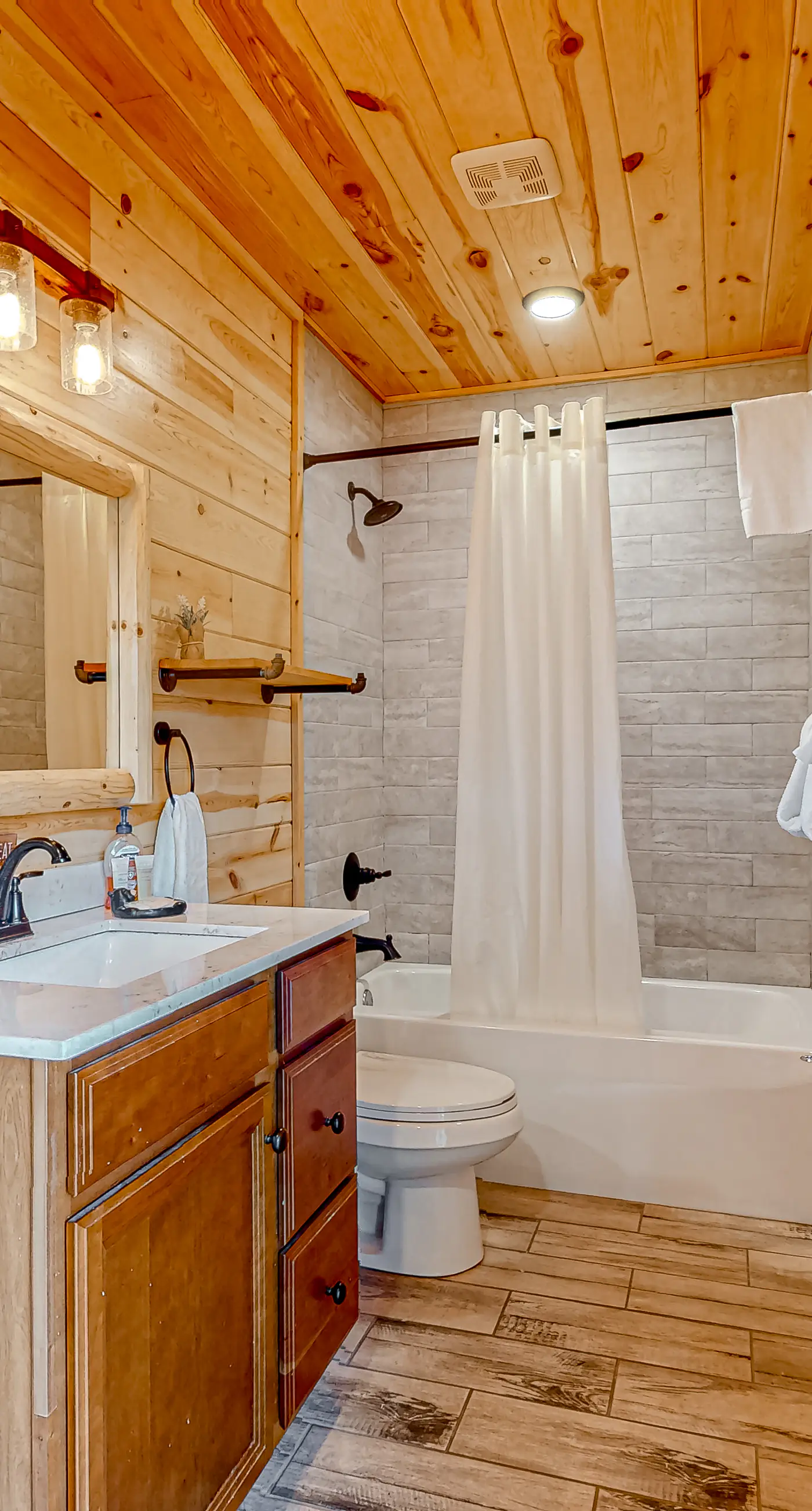 Spacious Log Cabin・Hot Tub・Screened Porch・Games
