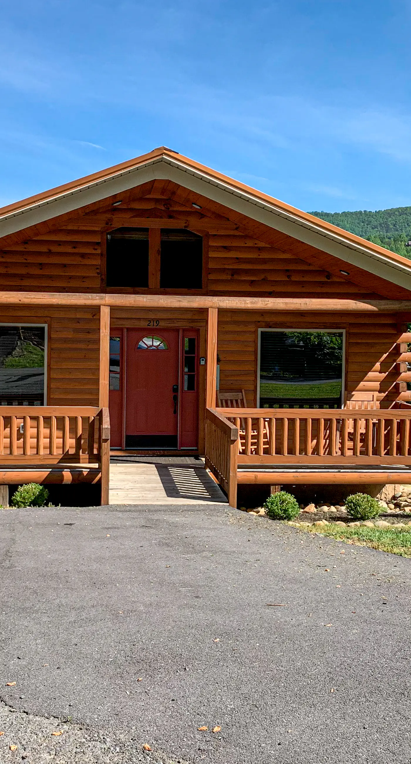 Spacious Log Cabin・Hot Tub・Screened Porch・Games