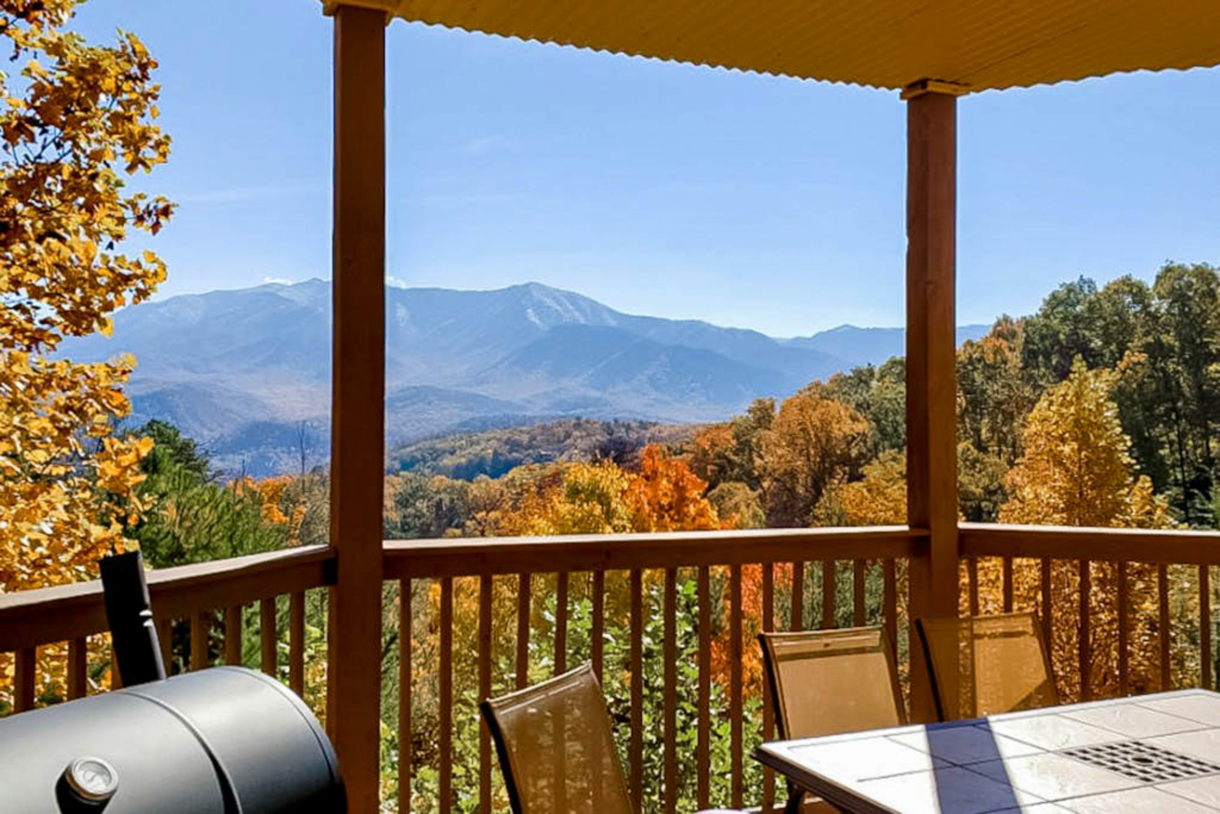 Mtn View Cabin W Balcony, Sleeps 10・Hot Tub・Grill