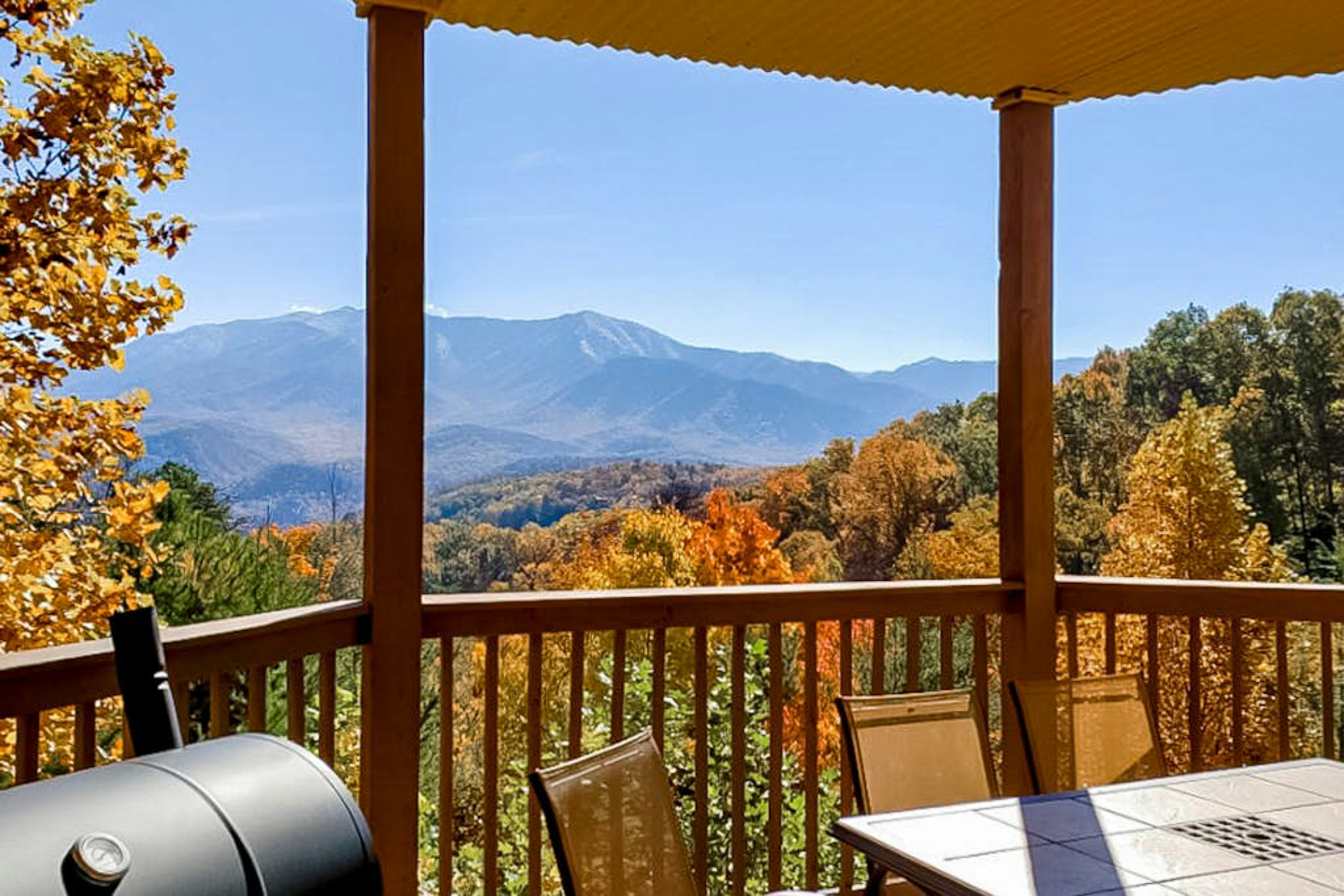 Mtn View Cabin W Balcony, Sleeps 10・Hot Tub・Grill