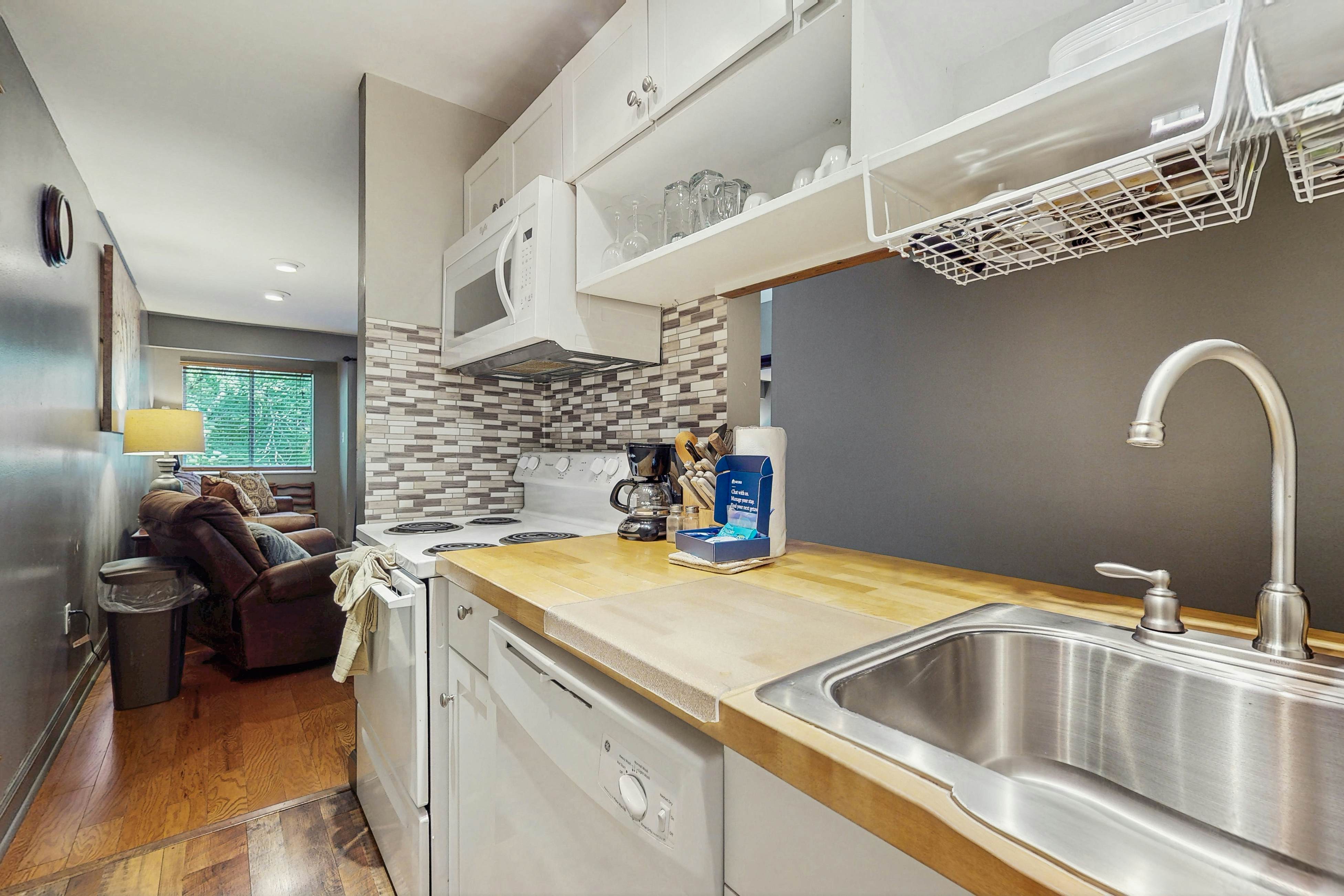 Cozy mountain condo with easy access to trails, pools, hot tubs & family fun