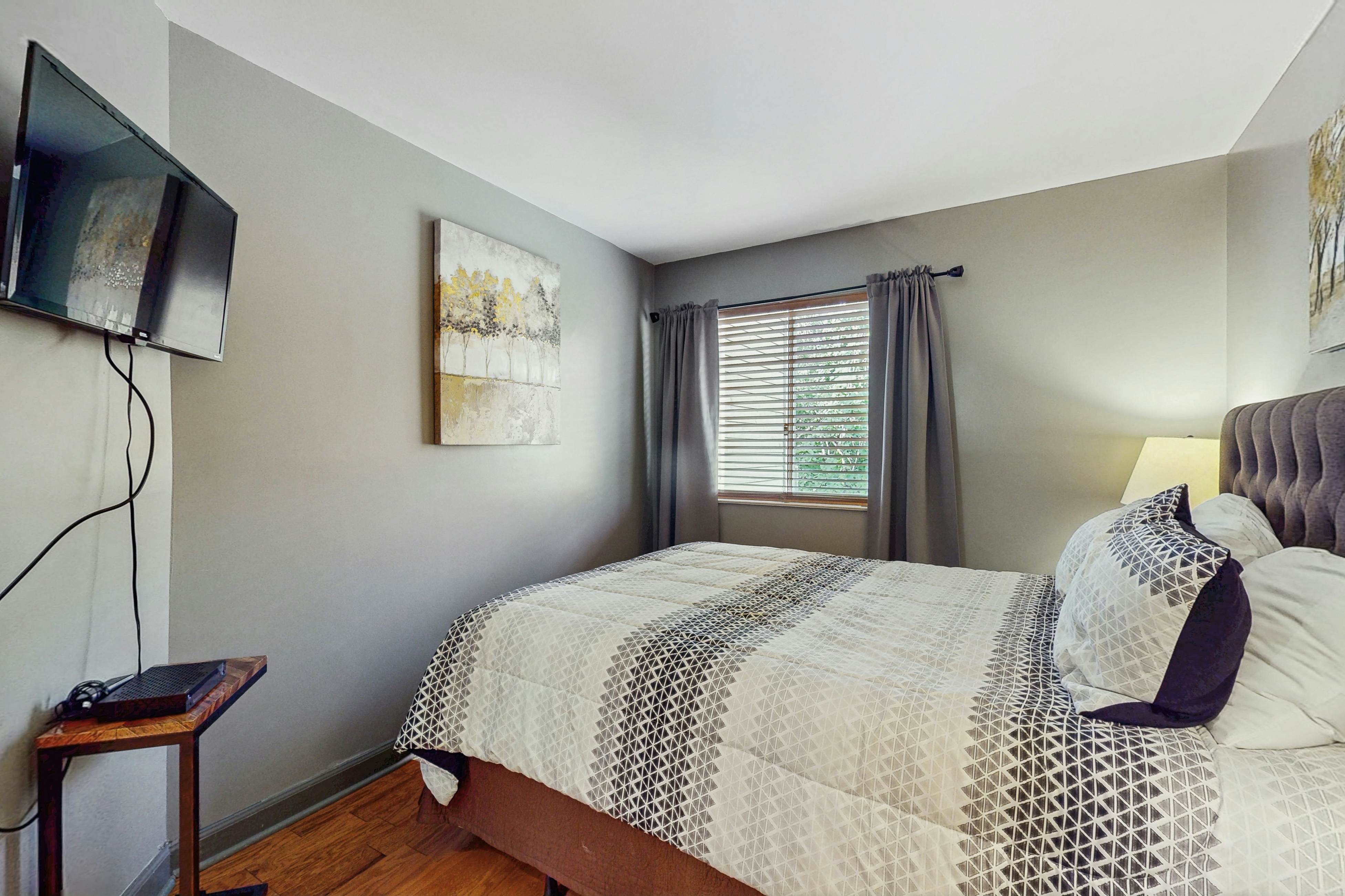 Cozy mountain condo with easy access to trails, pools, hot tubs & family fun