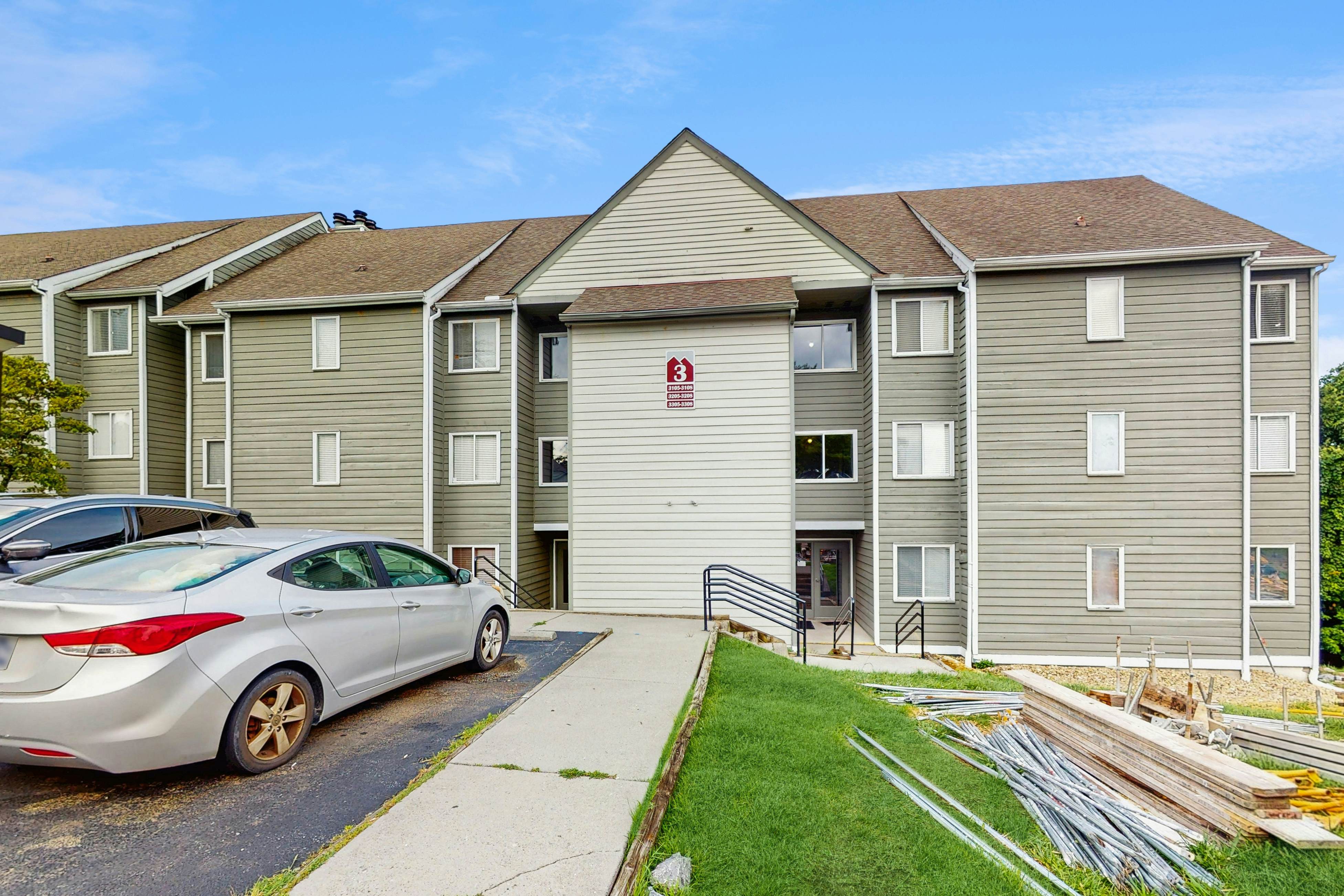 Cozy mountain condo with easy access to trails, pools, hot tubs & family fun