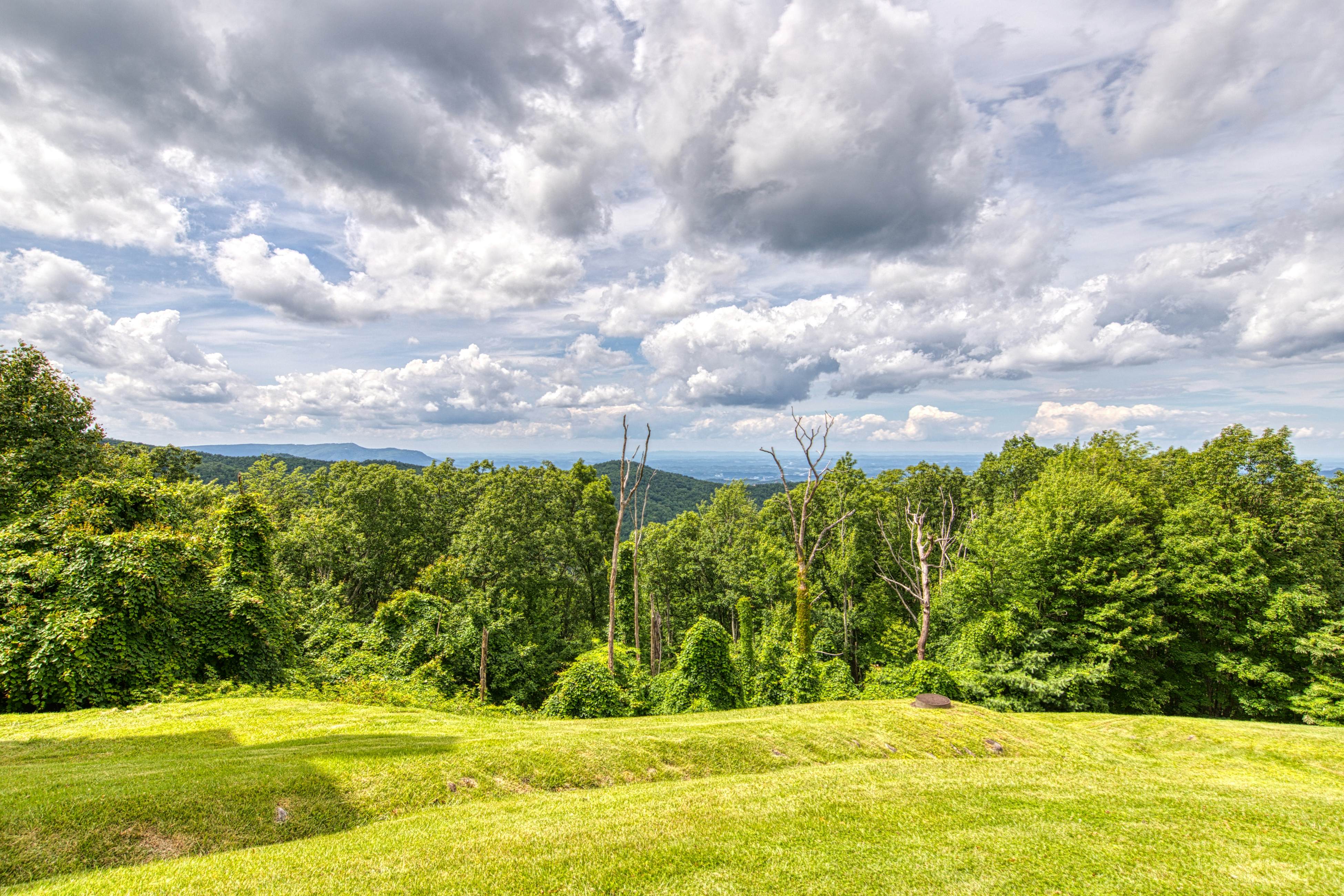 Cozy mountain condo with easy access to trails, pools, hot tubs & family fun