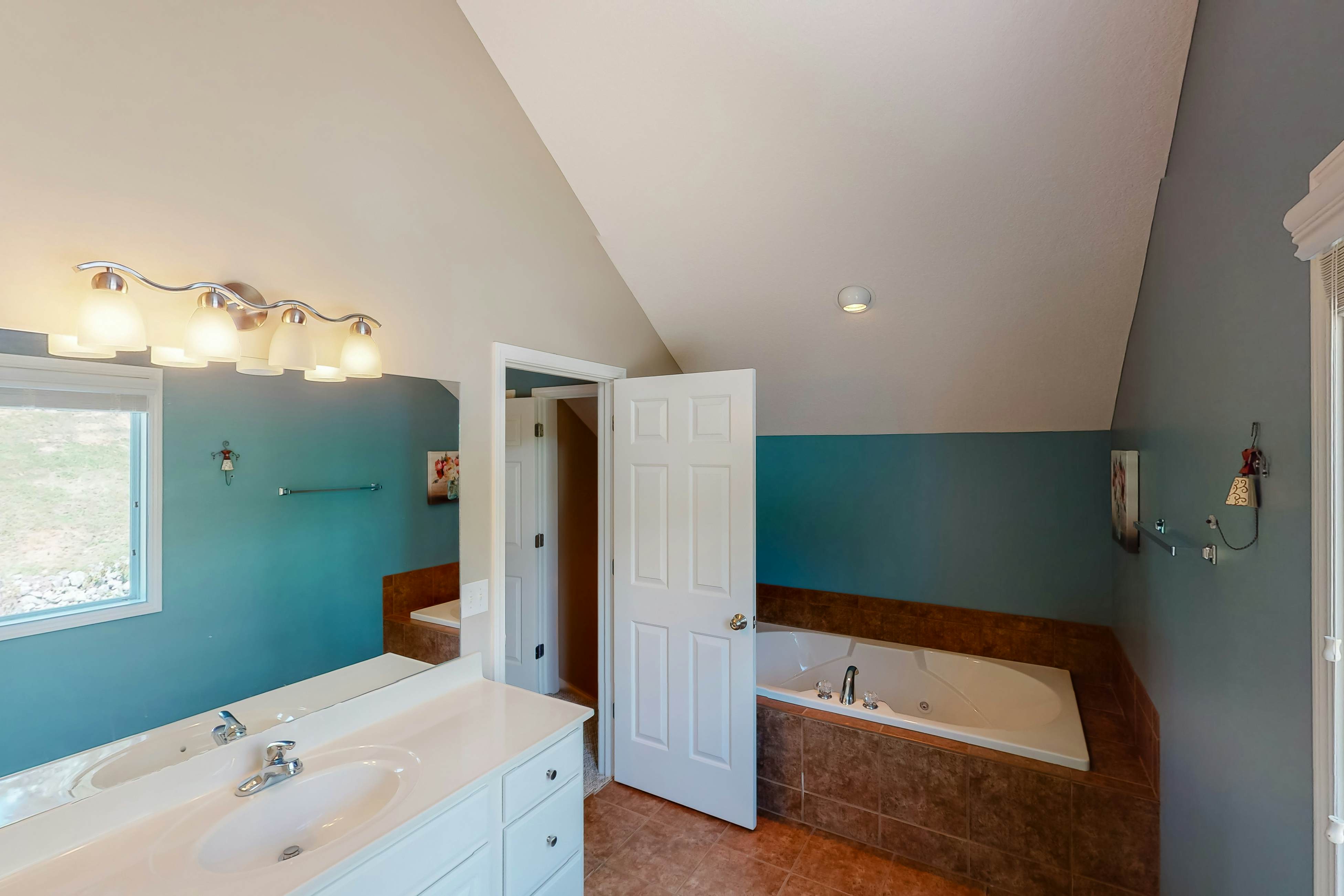 Family Lake Escape | Shared Pool, Dock & Clubhouse