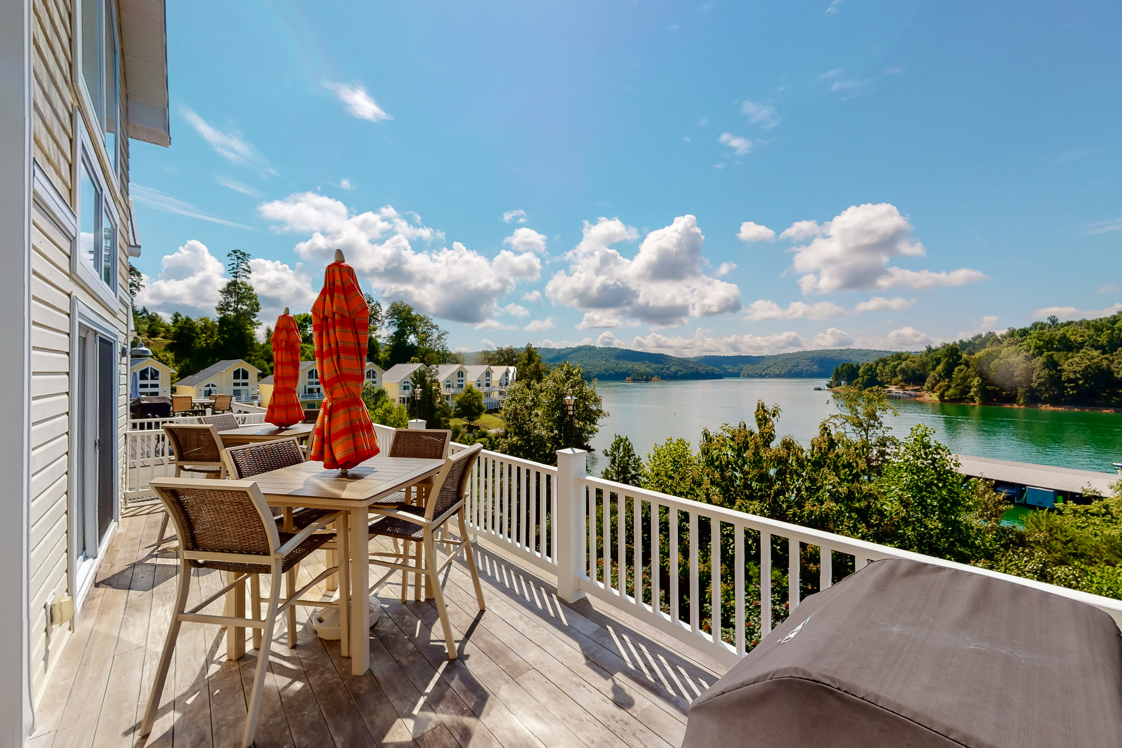 Family Lake Escape, Sleeps 12, Shared Pool, Dock