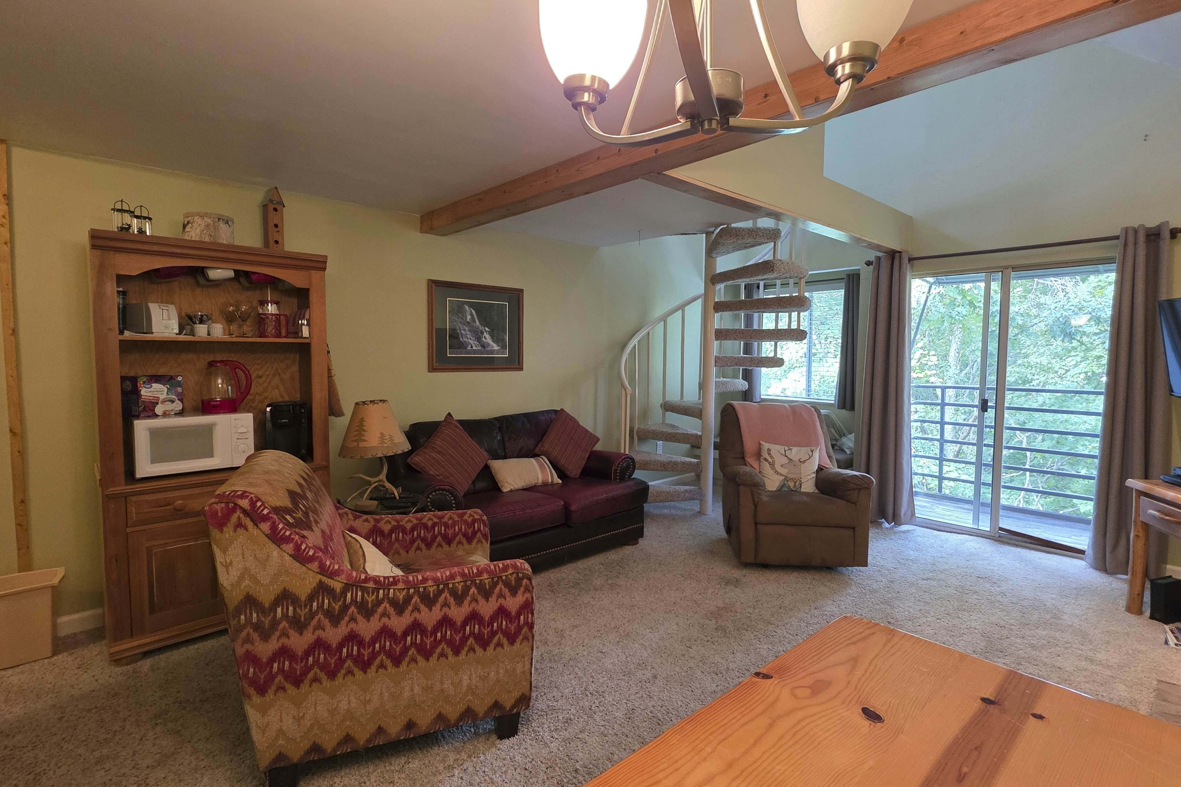 Cozy condo with pools, hot tub, fireplace, and lovely views