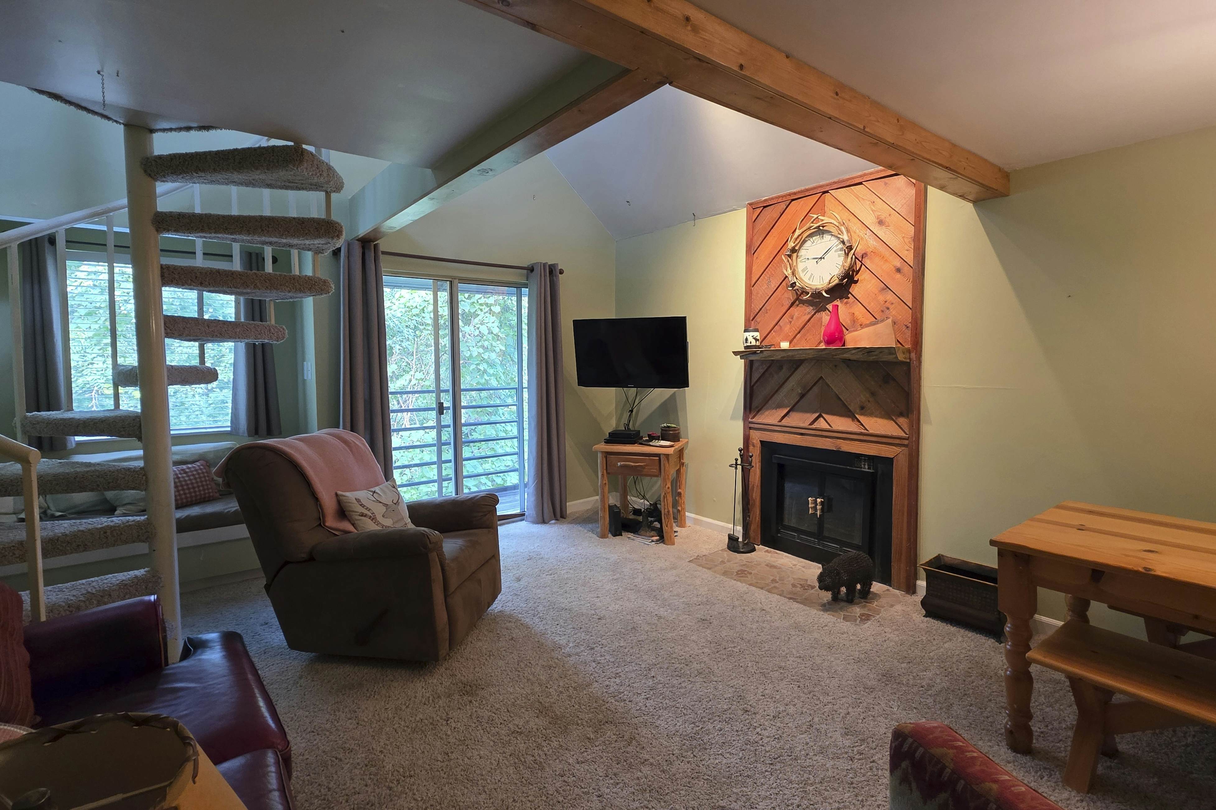 Cozy condo with pools, hot tub, fireplace, and lovely views