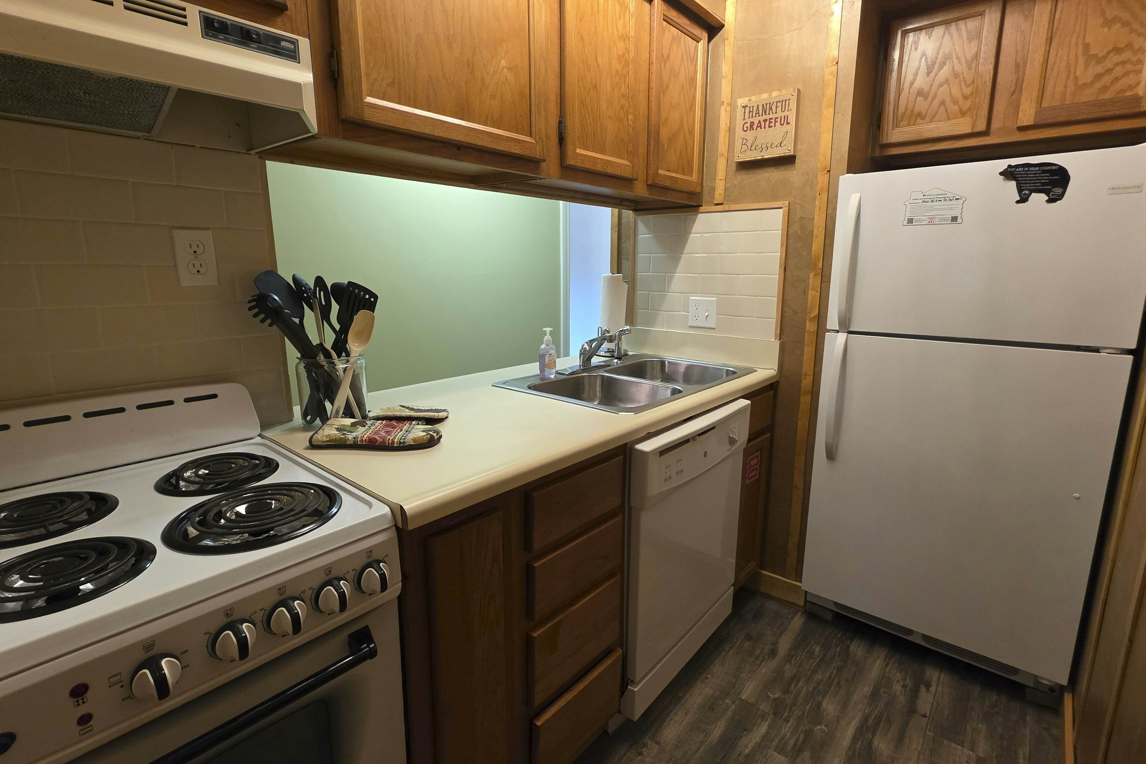 Cozy condo with pools, hot tub, fireplace, and lovely views