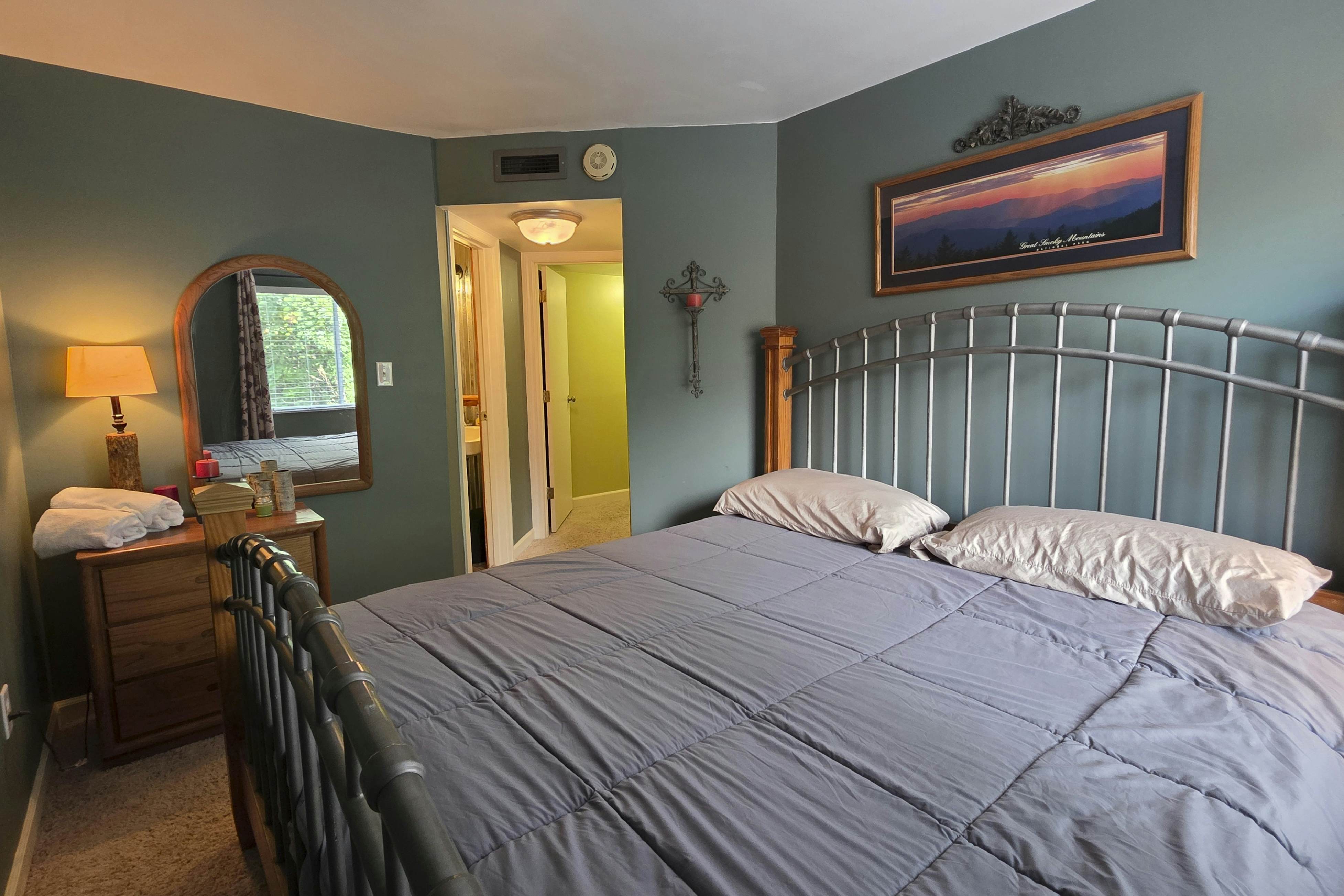 Cozy condo with pools, hot tub, fireplace, and lovely views