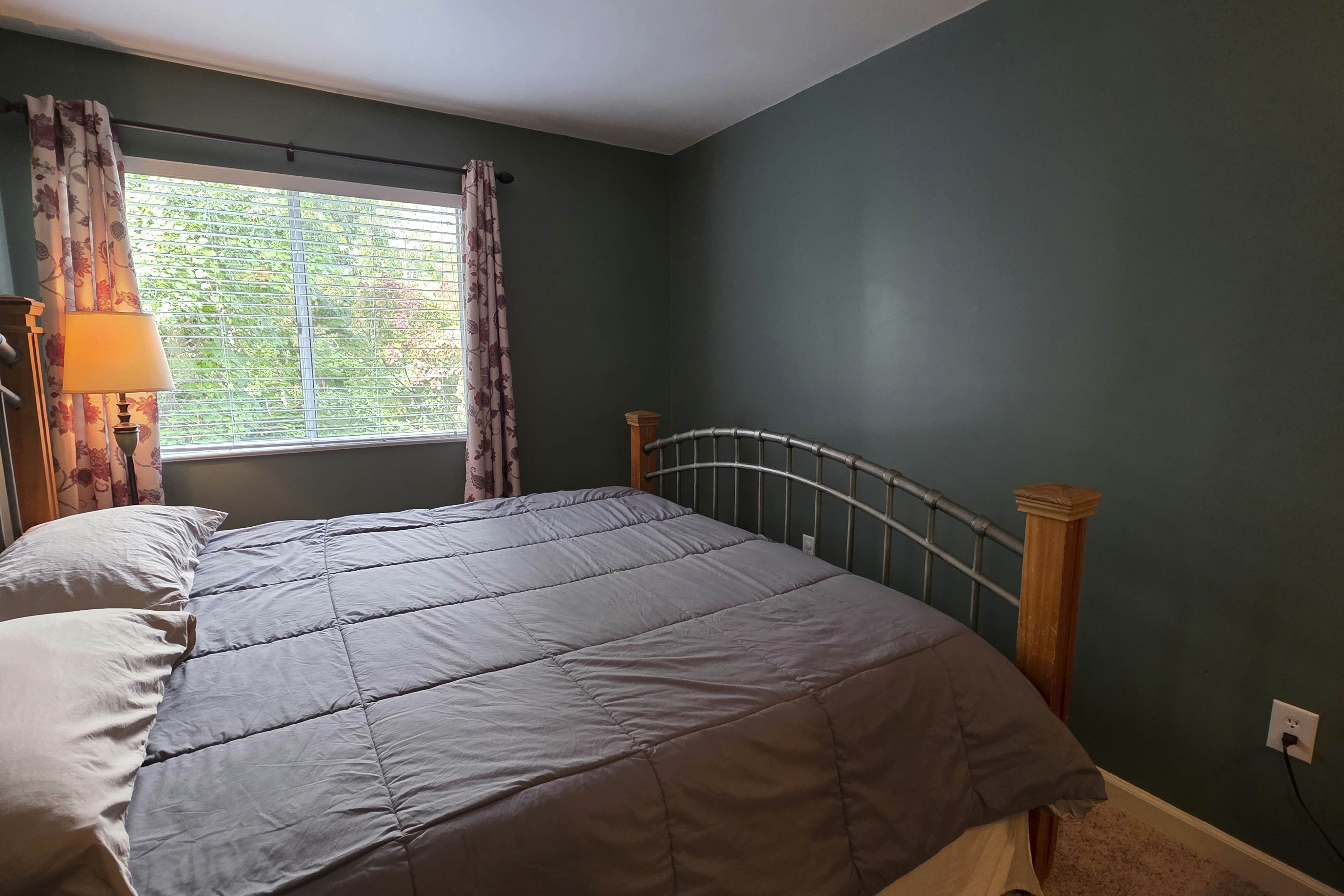 Cozy condo with pools, hot tub, fireplace, and lovely views