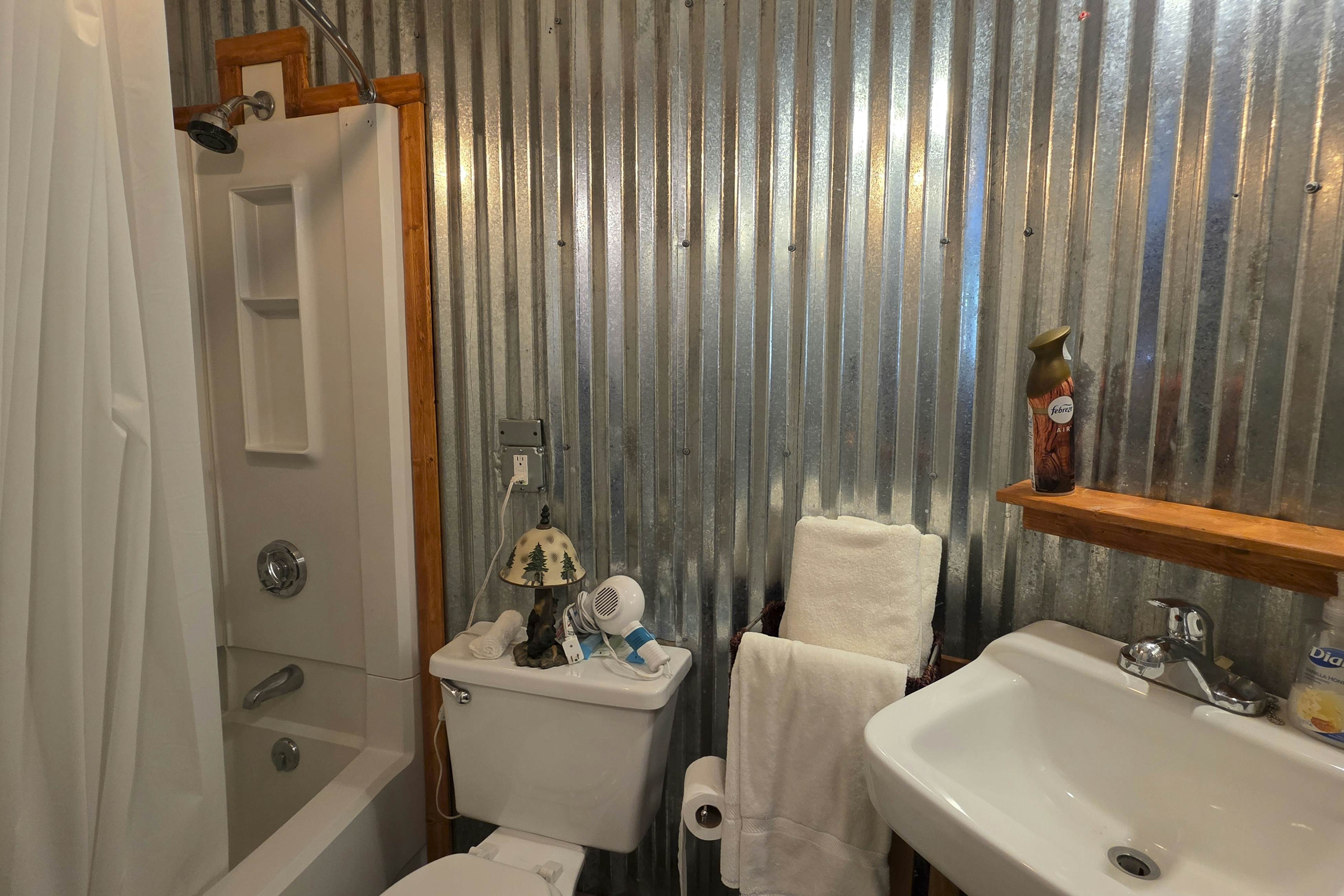 Cozy condo with pools, hot tub, fireplace, and lovely views