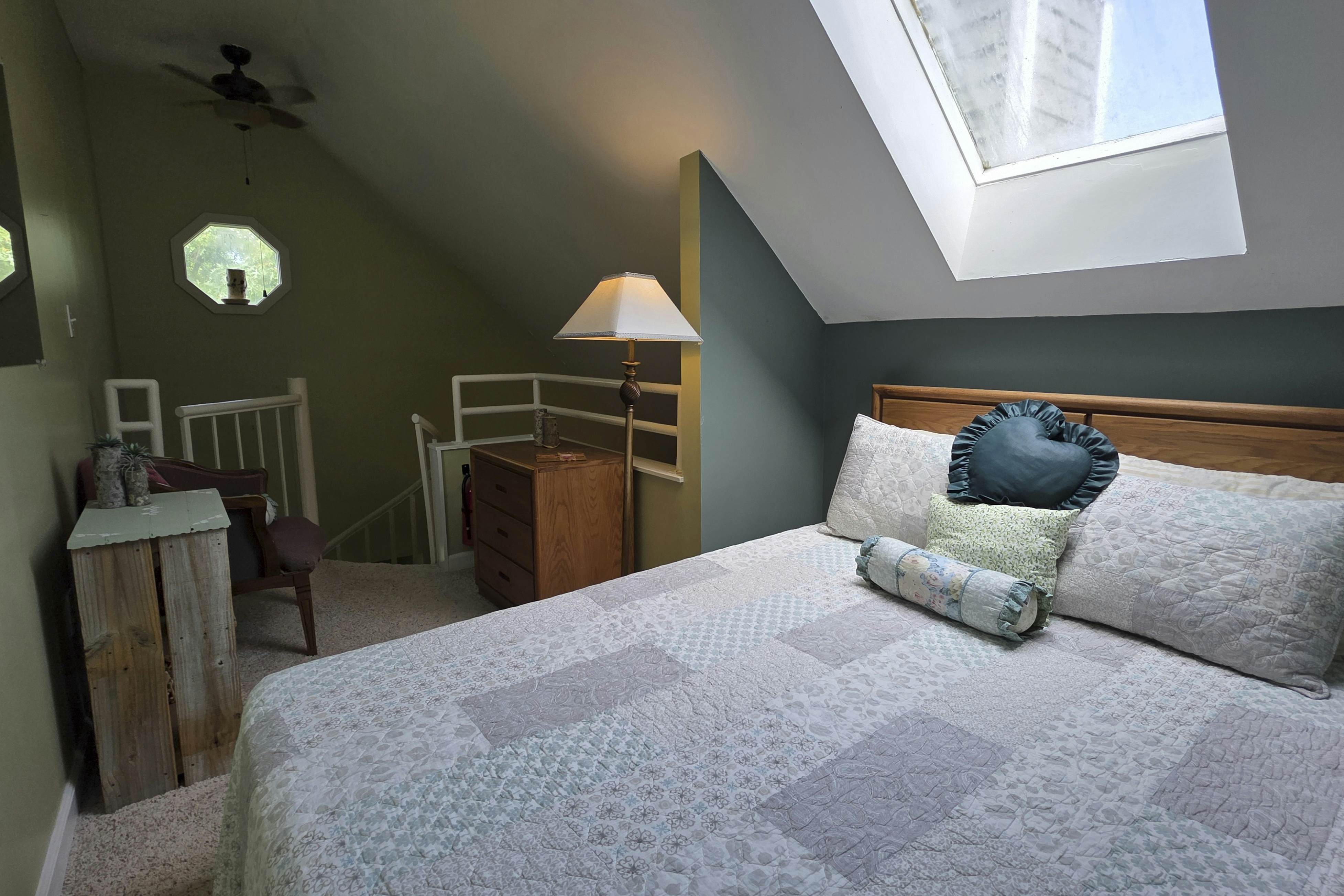 Cozy condo with pools, hot tub, fireplace, and lovely views