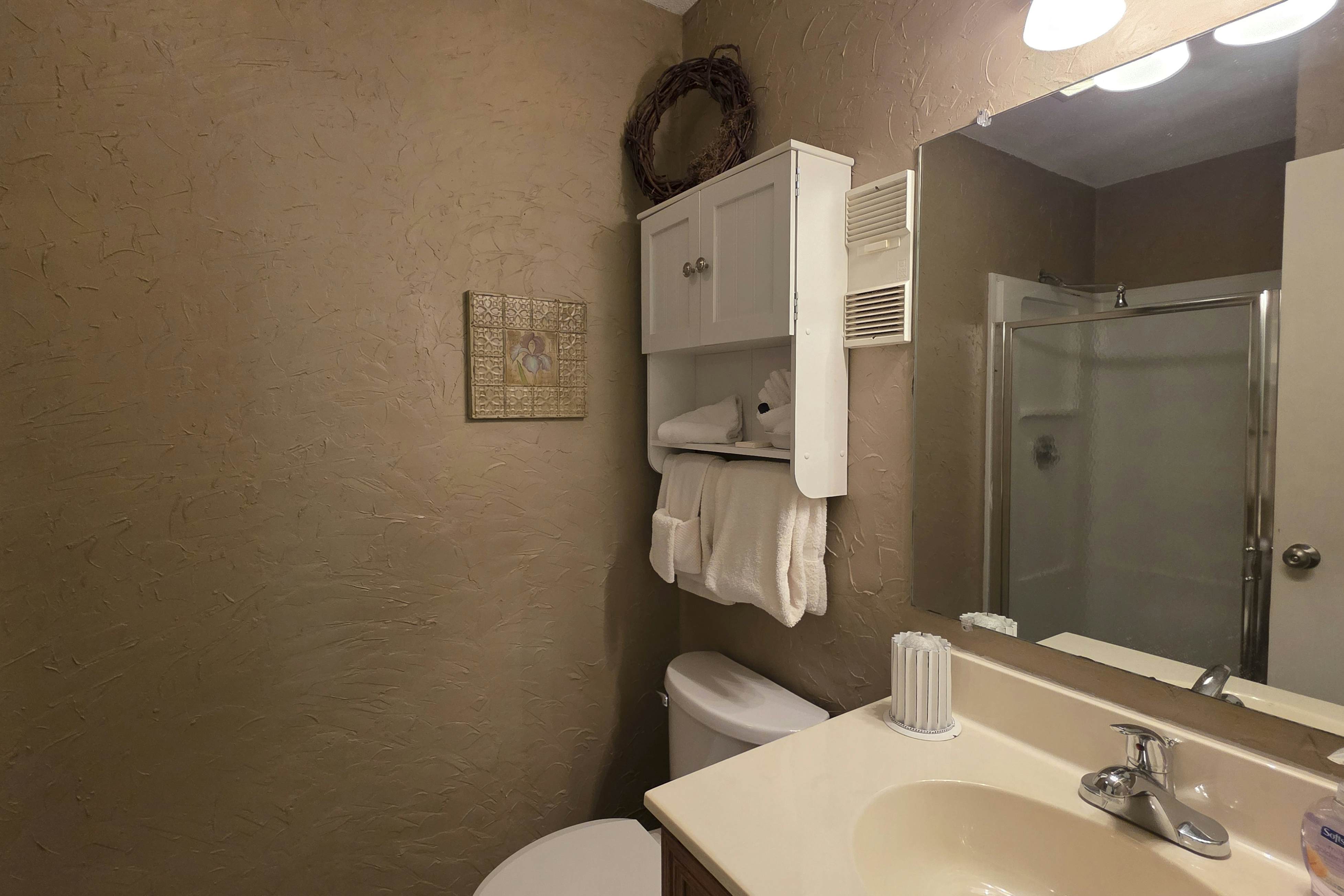 Cozy condo with pools, hot tub, fireplace, and lovely views