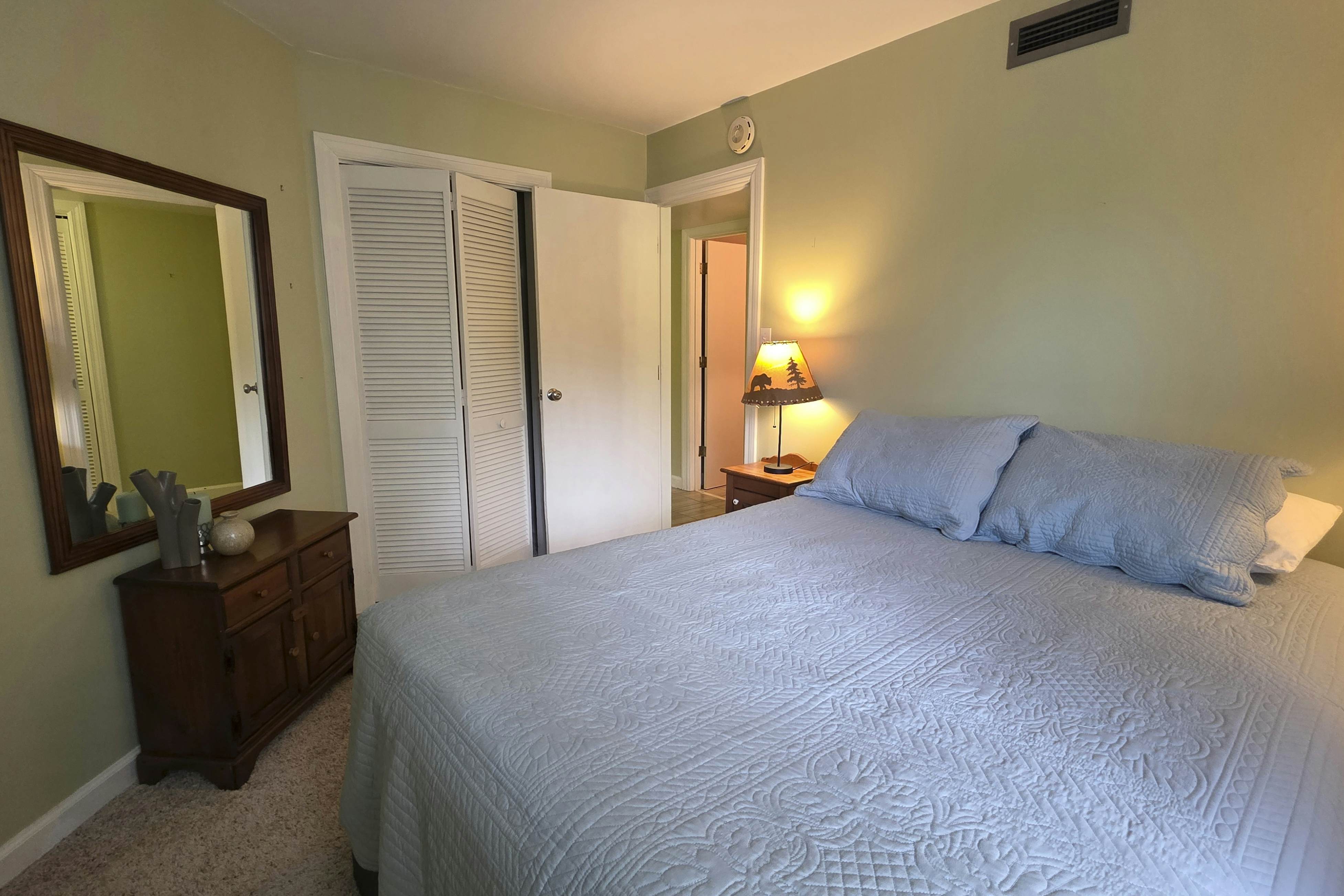 Cozy condo with pools, hot tub, fireplace, and lovely views