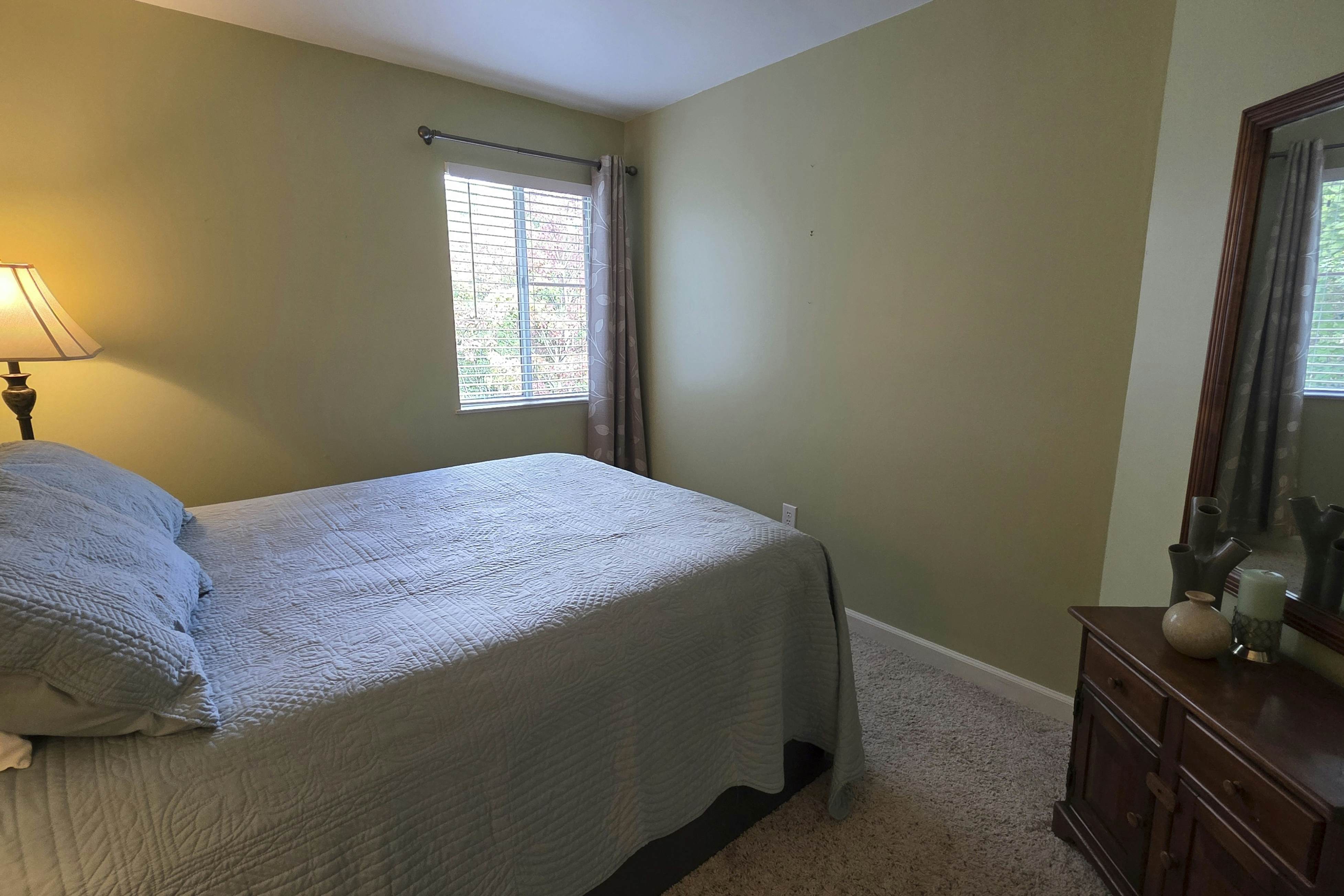 Cozy condo with pools, hot tub, fireplace, and lovely views